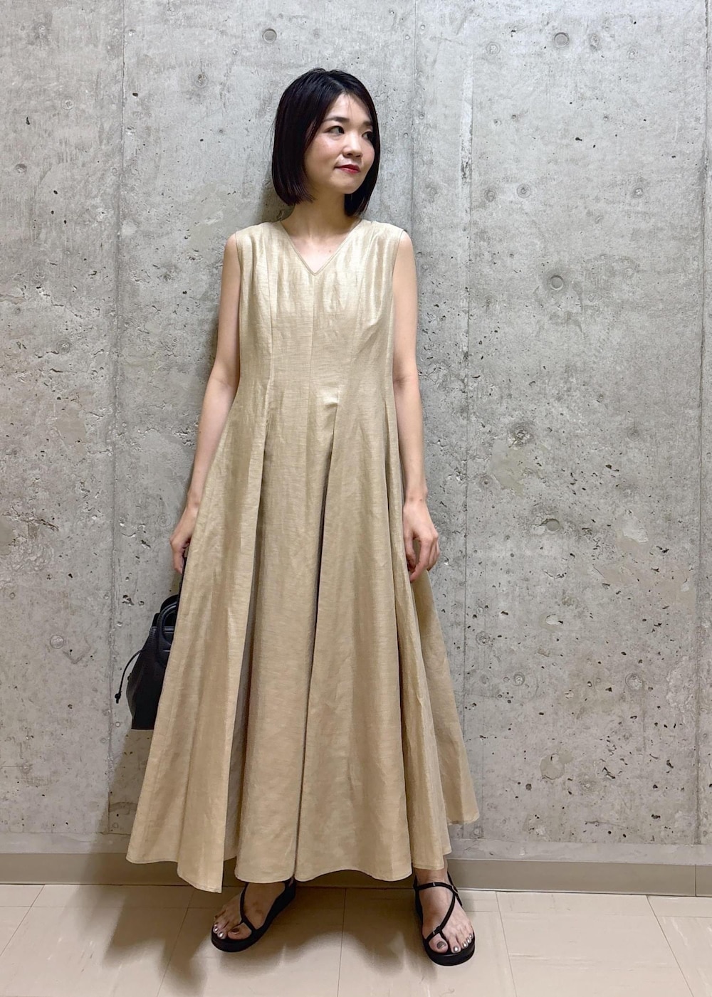 「初夏コーデ、夏コーデ、お出かけコーデ、旅行コーデ、女子会コーデ、大人カジュアル、ワントーンコーデ、カジュアルコーデ、ヘルシーコーデ、シンプルコーデ、ROPÉ、ウェーブ、ブルべ冬、乾燥、トップス」｜「ROPE'の【雑誌掲載】Amelie Bag （アメリ バッグ）【一部店舗限定】（ショルダーバッグ、ブラック系）」を使った、NAOKOさん（レディース・163cm）の夏コーディネートの2枚目の写真