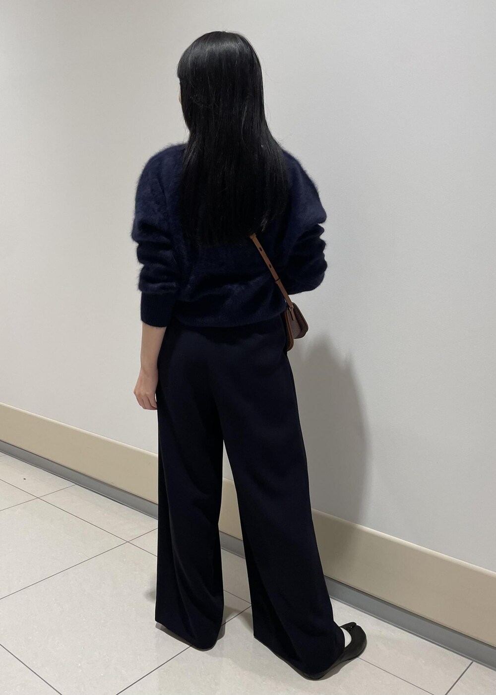 「ショルダーバッグ、モノグラム、ニット、長袖、ネイビー、クルーネック、パンツ、十分丈、ハイウエスト、Knit 2023、ROPÉ、MONOGRAM BAG、オフィスカジュアル、きれいめカジュアル、お出かけ」｜「ROPE'の【雑誌掲載】RPフォルドロックメタルフラップショルダー（ショルダーバッグ、ブラウン系）」を使った、mm＊さん（レディース・161cm）の秋コーディネートの3枚目の写真