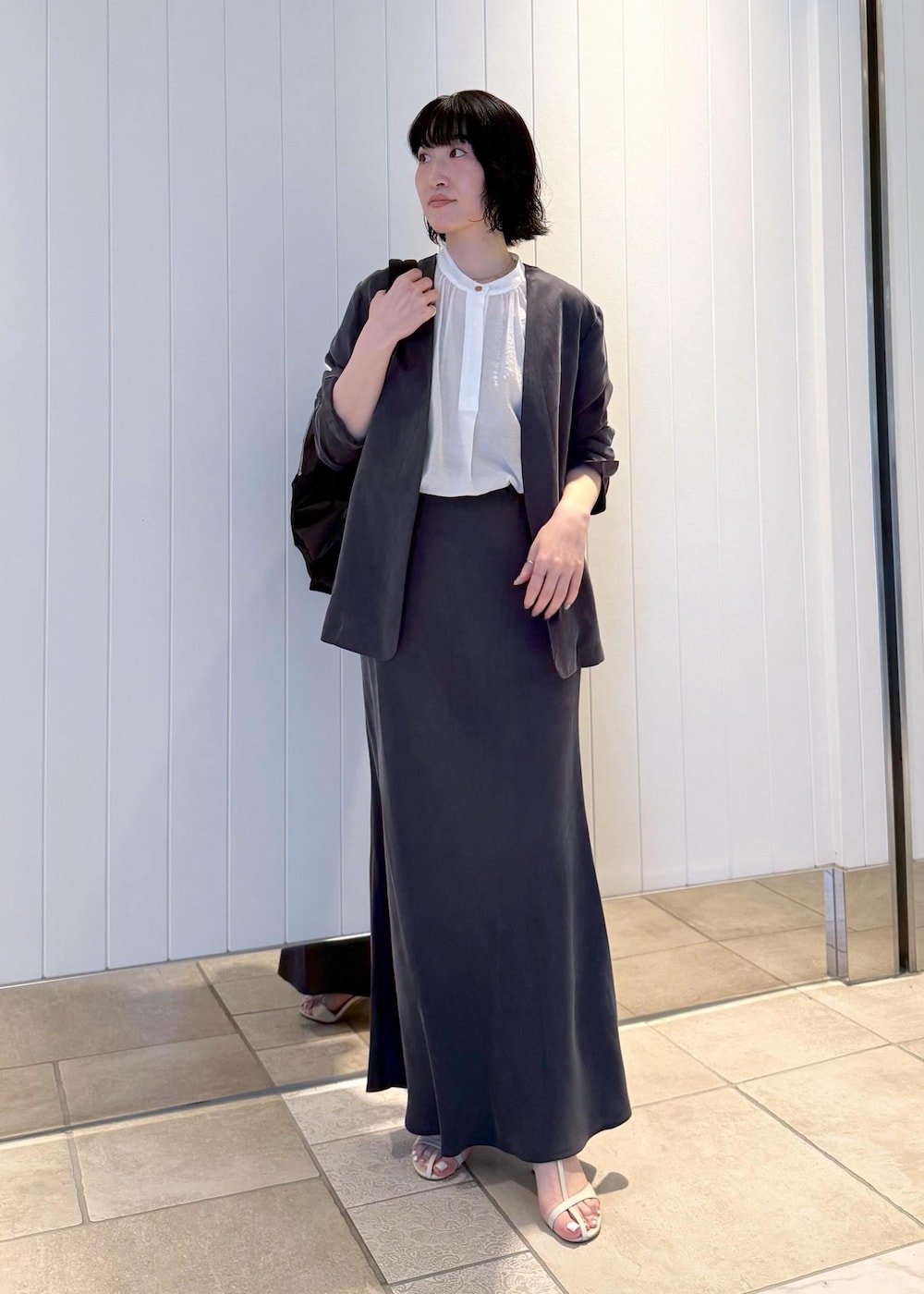 「初夏コーデ、夏コーデ、お仕事コーデ、授業参観日コーデ、女子会コーデ、スカートスタイル、モノトーンコーデ、きれいめコーデ、ROPÉ、ウェーブ、ブルべ冬、混合、トップス、シャツ/ブラウス、ジャケット/アウター」｜「E'PORの【E'POR】【A4/PC対応・撥水】Pac Sac（ パックサック ）/WEB掲載（バックパック/リュック、ブラック系）」を使った、mm＊さん（レディース・161cm）の春コーディネートの2枚目の写真