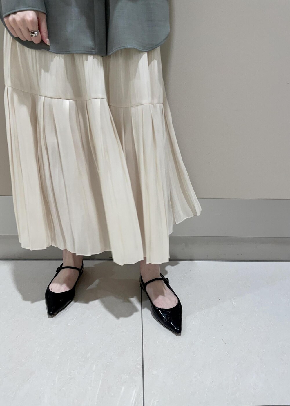 「otonaMUSE、ホワイト、ハンドバッグ、グレー、シャツ、スカート、ロング、プリーツ、ROPÉ、ÉPOR、Y BAG、MONOGRAM BAG、シャツ・ブラウス、23AW秋の新作、通勤」｜「E'PORの【E'POR】Y BAG MONOGRAM （YACHET PATTERN）Mini（ショルダーバッグ、ブラック系）」を使った、mm＊さん（レディース・161cm）の秋コーディネートの9枚目の写真