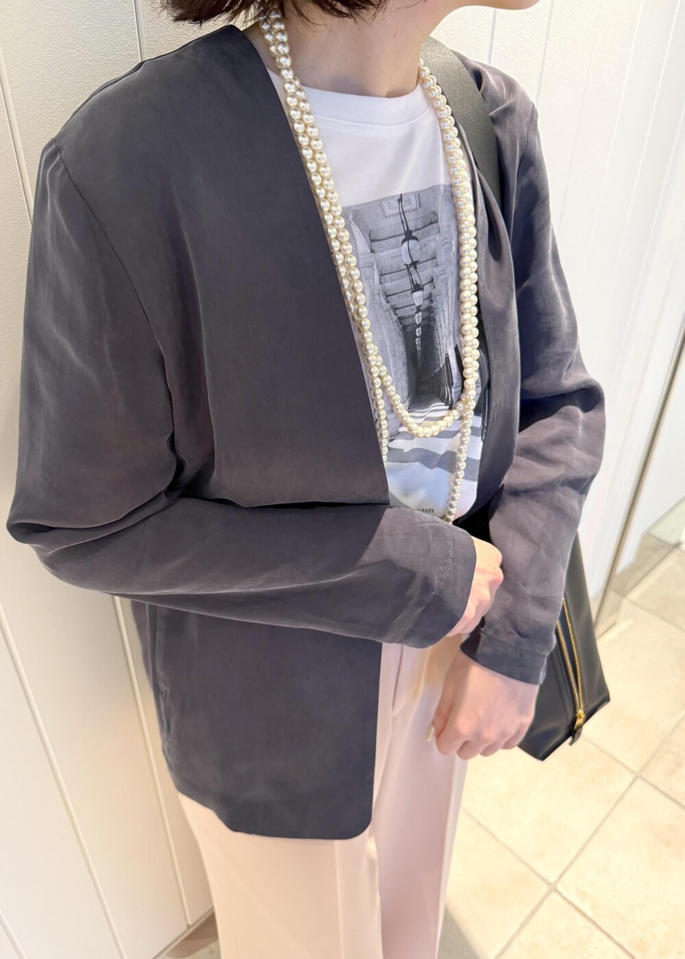 「春コーデ、初夏コーデ、お仕事コーデ、お出かけコーデ、大人カジュアル、パンツスタイル、体型カバー、ROPÉ、ウェーブ、ブルべ冬、混合、トップス、Tシャツ/カットソー、ジャケット/アウター、ノーカラージャケット」｜「E'PORの【A4対応】【通勤】【E'POR】Y BAG Shoulder Large（サイドジップショルダーバッグ）【WEB限定/一部店舗限定】【雑誌掲載】（ショルダーバッグ、ブラック系）」を使った、mm＊さん（レディース・161cm）の春コーディネートの8枚目の写真