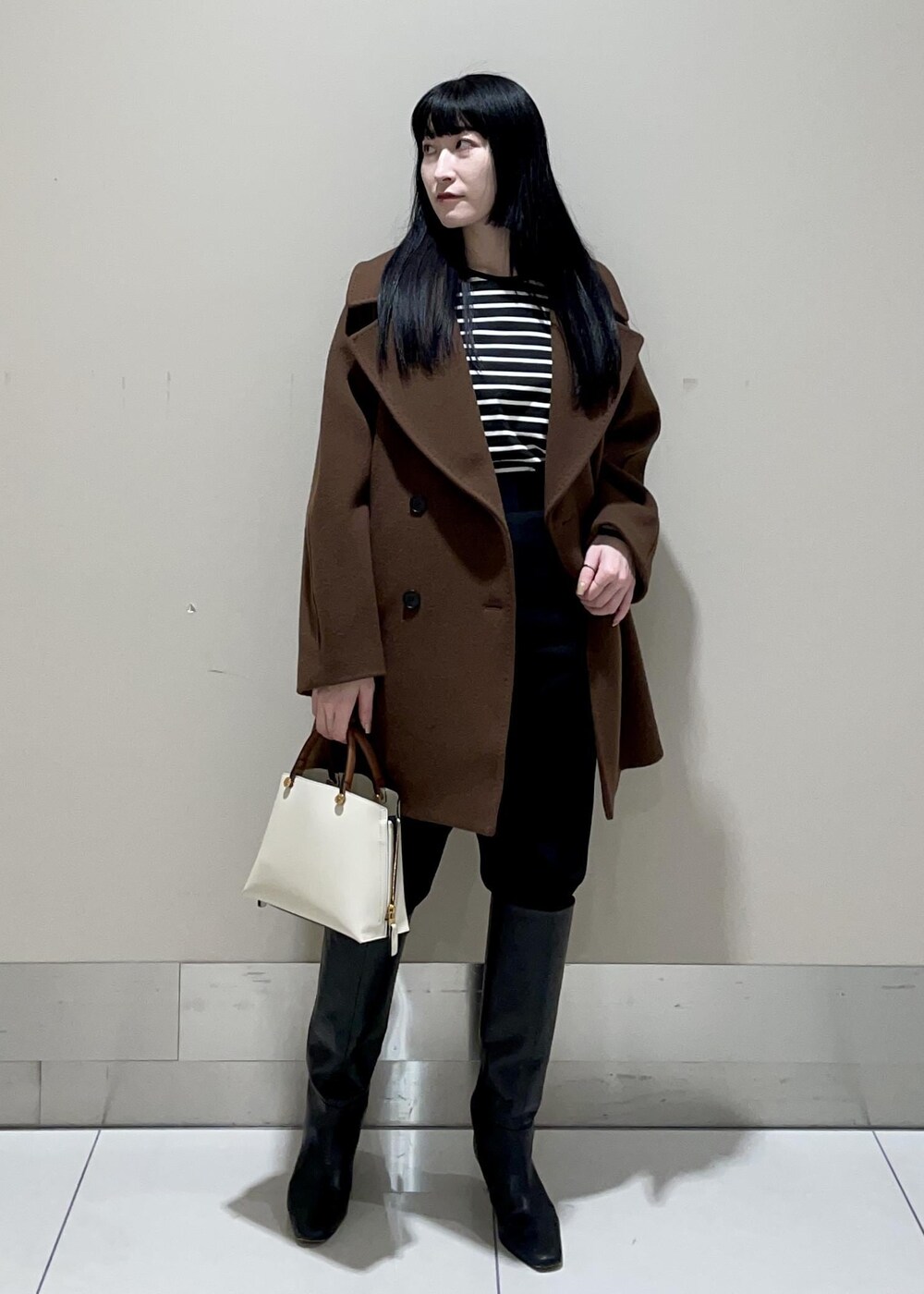 「Winter Coat 2023、コート、ブーツ、ヒール、ロングブーツ、Knit 2023、ROPÉ、ÉPOR、Y BAG、カットソー、Tシャツ、冬コート、パンツ、通勤、オフィスカジュアル」｜「E'PORの【新色追加】【E'POR】 Y BAG Mini（サイドジップミニショルダーバッグ）（ハンドバッグ、ホワイト系）」を使った、mm＊さん（レディース・161cm）の秋コーディネートの2枚目の写真
