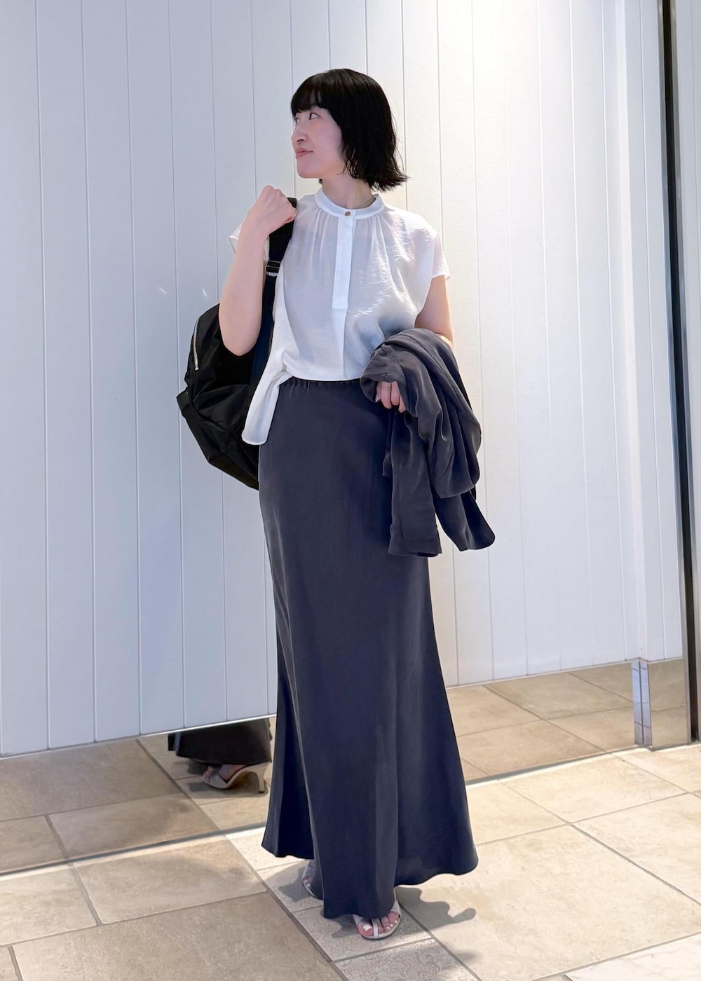 「初夏コーデ、夏コーデ、お仕事コーデ、授業参観日コーデ、女子会コーデ、スカートスタイル、モノトーンコーデ、きれいめコーデ、ROPÉ、ウェーブ、ブルべ冬、混合、トップス、シャツ/ブラウス、ジャケット/アウター」｜「E'PORの【E'POR】【A4/PC対応・撥水】Pac Sac（ パックサック ）/WEB掲載（バックパック/リュック、ブラック系）」を使った、mm＊さん（レディース・161cm）の春コーディネートの7枚目の写真