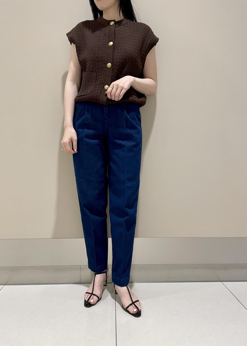「ブラウン、ニット、ノースリーブ、ボタン、ベスト、フレンチスリーブ、パンツ、ブルー、デニム、テーパード、サンダル、ヒール、Y BAG、MONOGRAM BAG、23AW秋の新作」｜「ROPE'のナロークロスストラップヒールサンダル（サンダル、ブラック系）」を使った、mm＊さん（レディース・161cm）の夏コーディネートの4枚目の写真