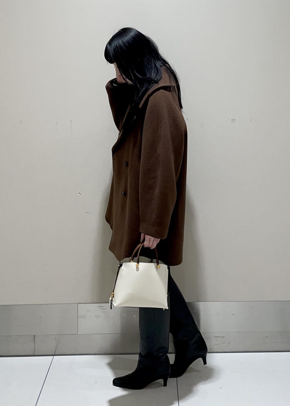 「Winter Coat 2023、コート、ブーツ、ヒール、ロングブーツ、Knit 2023、ROPÉ、ÉPOR、Y BAG、カットソー、Tシャツ、冬コート、パンツ、通勤、オフィスカジュアル」｜「E'PORの【新色追加】【E'POR】 Y BAG Mini（サイドジップミニショルダーバッグ）（ハンドバッグ、ホワイト系）」を使った、mm＊さん（レディース・161cm）の秋コーディネートの3枚目の写真