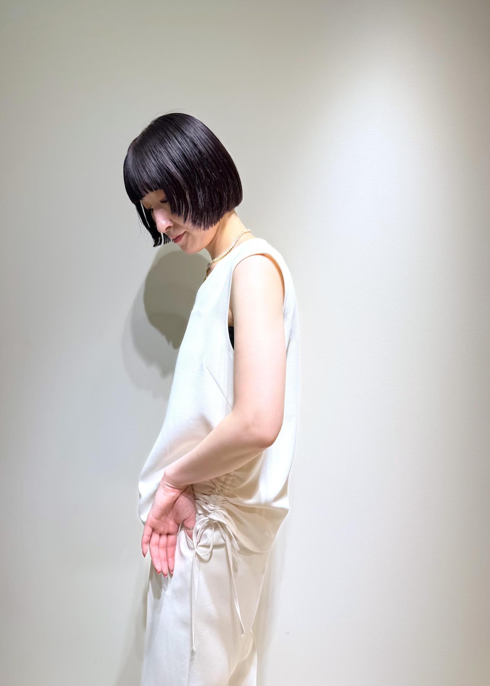 「夏コーデ、お仕事コーデ、女子会コーデ、パンツスタイル、ワントーンコーデ、ROPÉ、ウェーブ、ブルべ冬、混合、トップス、シャツ/ブラウス、パンツ、バッグ、トートバッグ、GGH75050」｜「E'PORの【E'POR】Y BAG Large【通勤】【A4対応】【25AW】（トートバッグ、グリーン系）」を使った、mm＊さん（レディース・161cm）の夏コーディネートの8枚目の写真