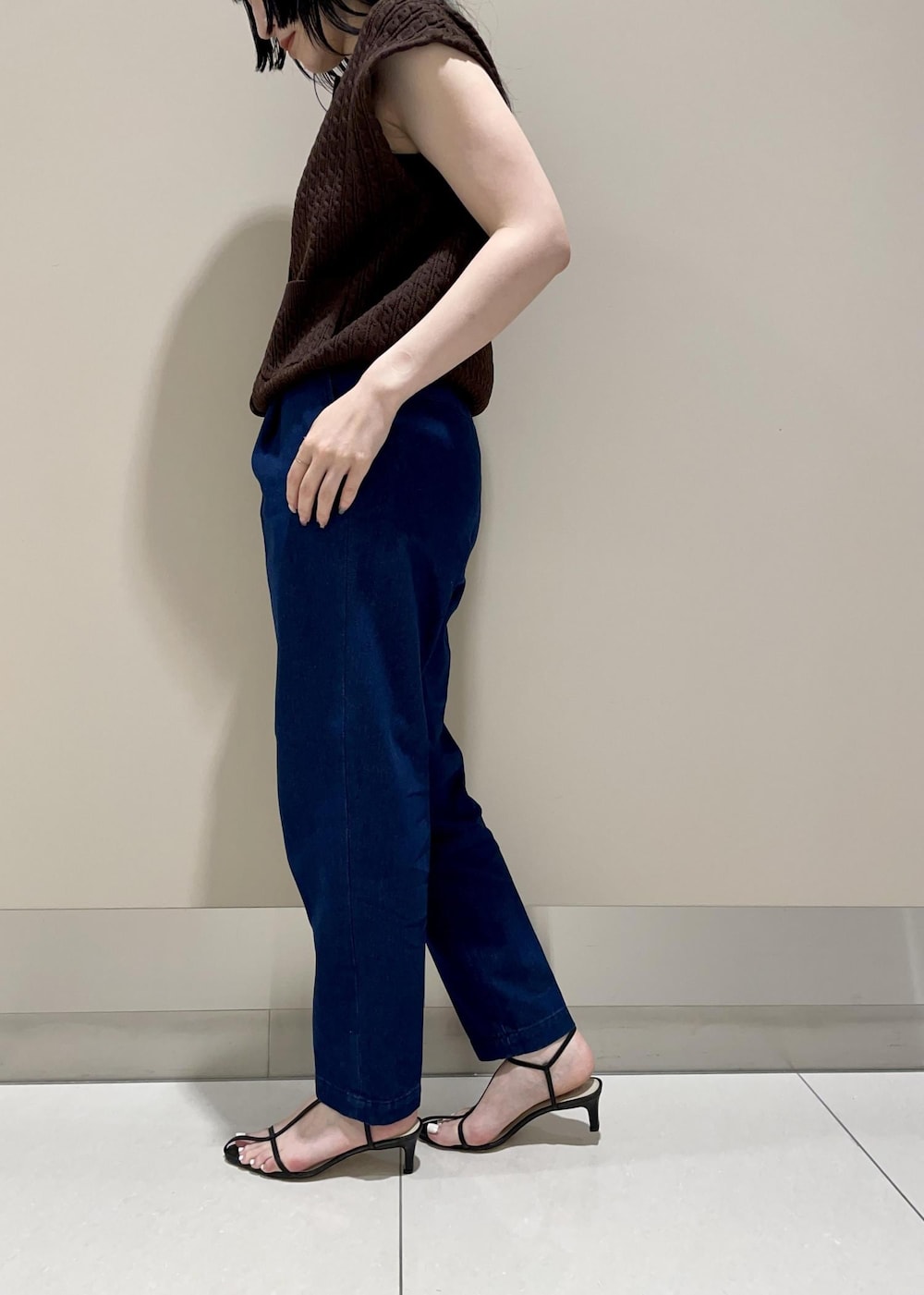 「ブラウン、ニット、ノースリーブ、ボタン、ベスト、フレンチスリーブ、パンツ、ブルー、デニム、テーパード、サンダル、ヒール、Y BAG、MONOGRAM BAG、23AW秋の新作」｜「ROPE'のナロークロスストラップヒールサンダル（サンダル、ブラック系）」を使った、mm＊さん（レディース・161cm）の夏コーディネートの5枚目の写真