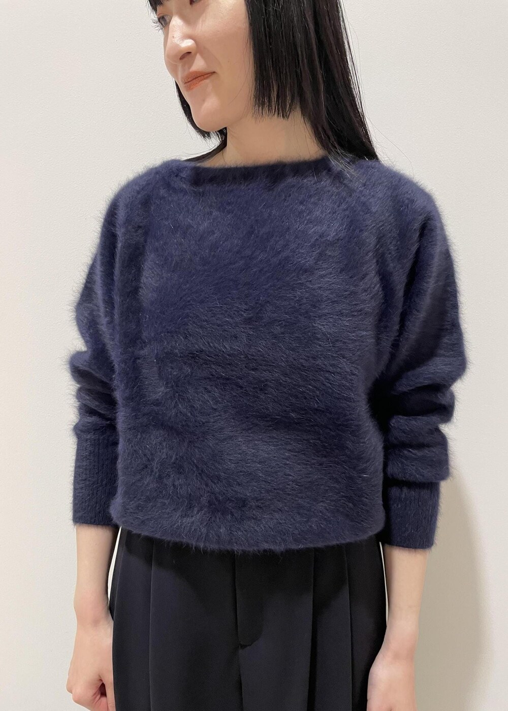 「ショルダーバッグ、モノグラム、ニット、長袖、ネイビー、クルーネック、パンツ、十分丈、ハイウエスト、Knit 2023、ROPÉ、MONOGRAM BAG、オフィスカジュアル、きれいめカジュアル、お出かけ」｜「ROPE'の【雑誌掲載】RPフォルドロックメタルフラップショルダー（ショルダーバッグ、ブラウン系）」を使った、mm＊さん（レディース・161cm）の秋コーディネートの5枚目の写真