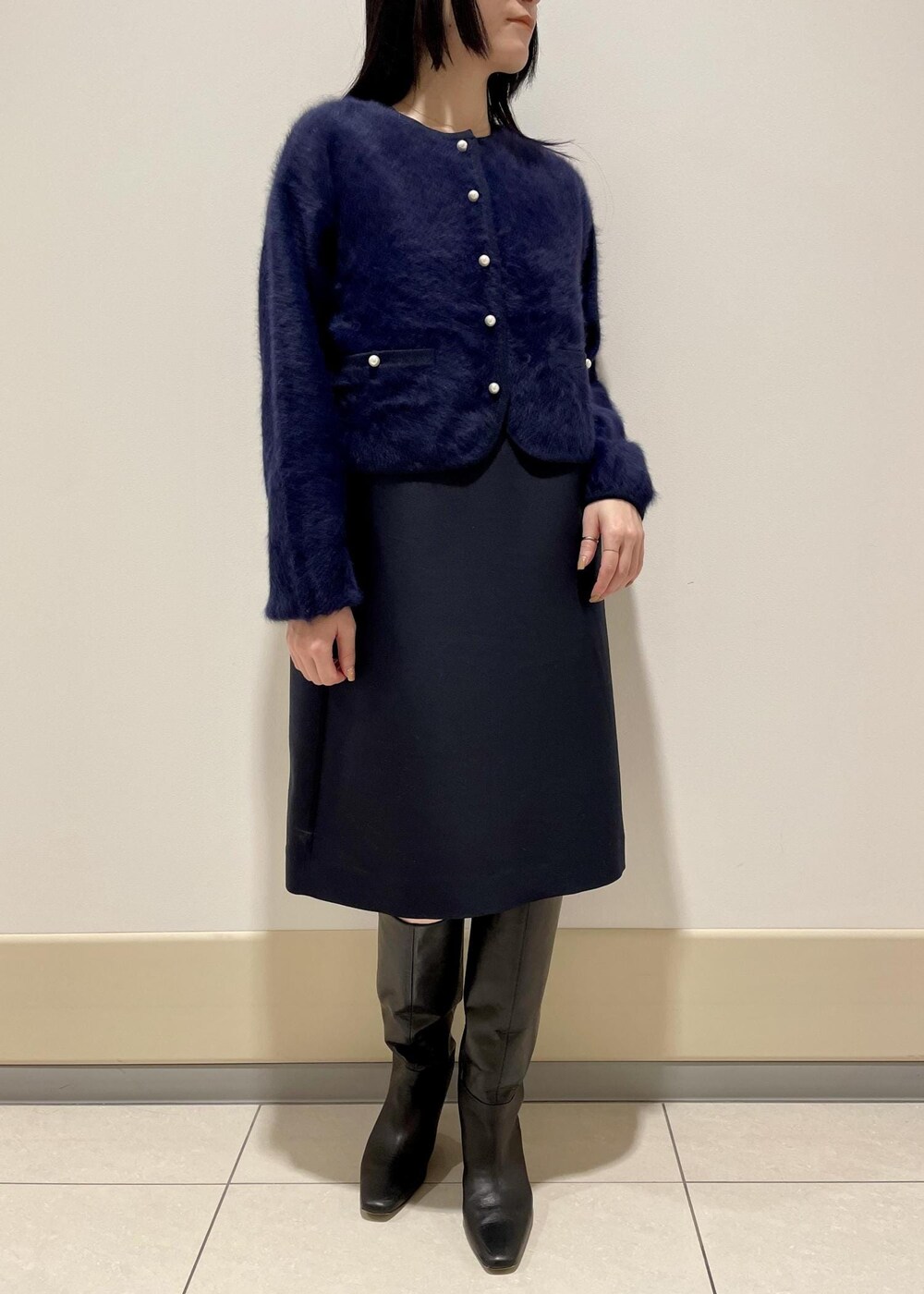 「ニット、ネイビー、クルーネック、カーディガン、セットアップ、ボタン、ワンピース、ブーツ、ロングブーツ、Knit 2023、ROPÉ、お出かけ、きれいめ、セレモニー、オケージョン」｜「ROPE'のリアルレザーヒールロングブーツ（ブーツ、ブラック系）」を使った、mm＊さん（レディース・161cm）の秋コーディネートの4枚目の写真