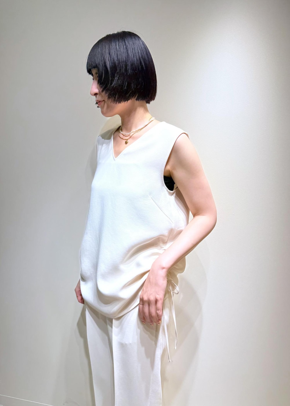 「夏コーデ、お仕事コーデ、女子会コーデ、パンツスタイル、ワントーンコーデ、ROPÉ、ウェーブ、ブルべ冬、混合、トップス、シャツ/ブラウス、パンツ、バッグ、トートバッグ、GGH75050」｜「E'PORの【E'POR】Y BAG Large【通勤】【A4対応】【25AW】（トートバッグ、グリーン系）」を使った、mm＊さん（レディース・161cm）の夏コーディネートの7枚目の写真
