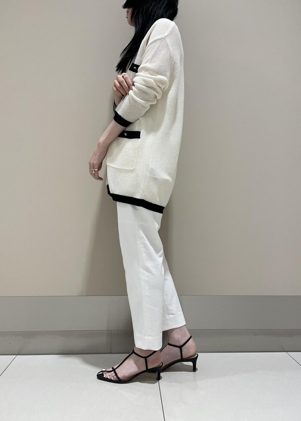 「ホワイト、ショルダーバッグ、ミニ、ニット、パンツ、テーパード、サンダル、ヒール、ROPÉ、ÉPOR、Y BAG、MONOGRAM BAG、カーディガン、セール、通勤」｜「ROPE'のナロークロスストラップヒールサンダル（サンダル、ブラック系）」を使った、mm＊さん（レディース・161cm）の夏コーディネートの5枚目の写真