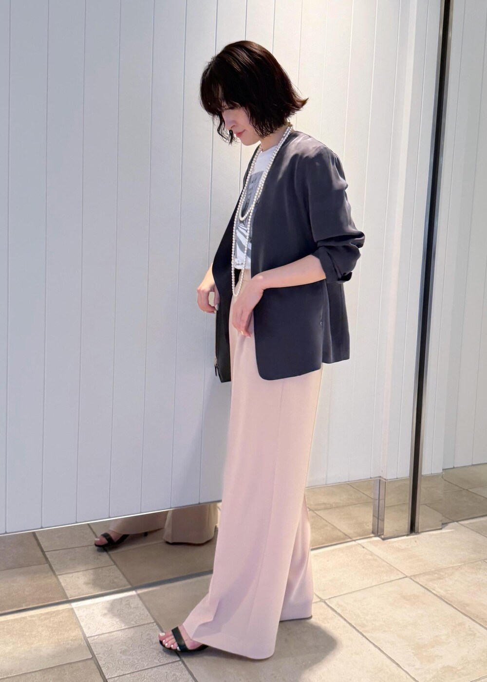「春コーデ、初夏コーデ、お仕事コーデ、お出かけコーデ、大人カジュアル、パンツスタイル、体型カバー、ROPÉ、ウェーブ、ブルべ冬、混合、トップス、Tシャツ/カットソー、ジャケット/アウター、ノーカラージャケット」｜「E'PORの【A4対応】【通勤】【E'POR】Y BAG Shoulder Large（サイドジップショルダーバッグ）【WEB限定/一部店舗限定】【雑誌掲載】（ショルダーバッグ、ブラック系）」を使った、mm＊さん（レディース・161cm）の春コーディネートの3枚目の写真