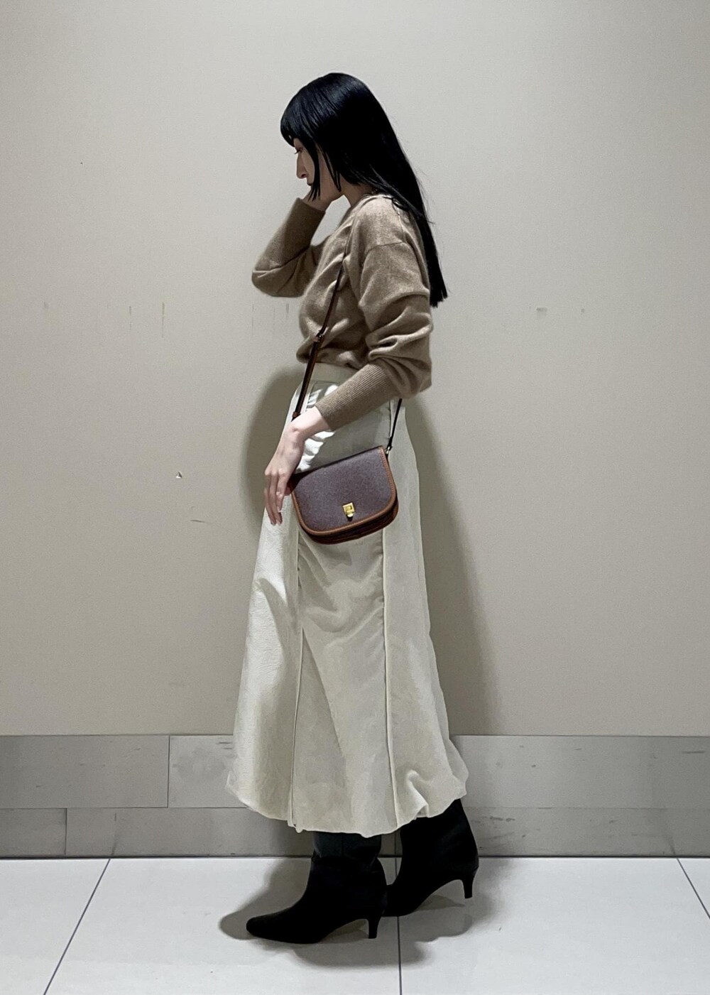 「Knit 2023、ROPÉ、MONOGRAM BAG、ニット、スカート、ブーツ、ロングブーツ、通勤、オフィスカジュアル、きれいめカジュアル、大人カジュアル、フェミニン、セレモニー、オケージョン、パーティー」｜「ROPE'の【雑誌掲載】RPフォルドロックメタルフラップショルダー（ショルダーバッグ、ブラウン系）」を使った、mm＊さん（レディース・161cm）の秋コーディネートの2枚目の写真