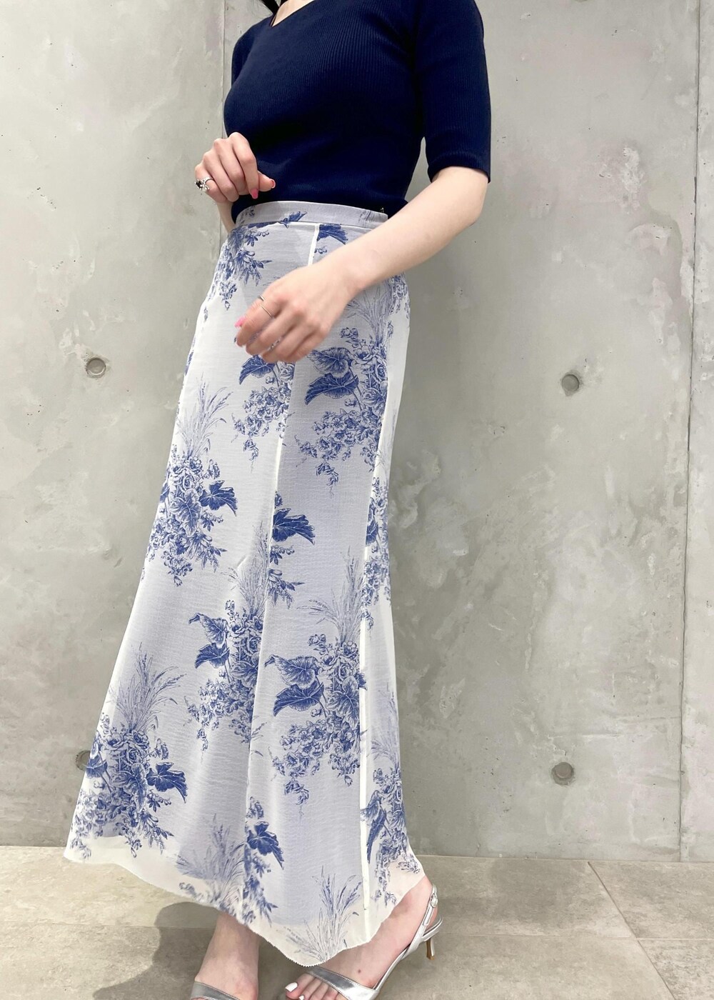 シルバー系のサンダル、ホワイト系のショルダーバッグ、ブルー系のTシャツ/カットソーを着用したレディースの春コーディネートの6枚目の写真