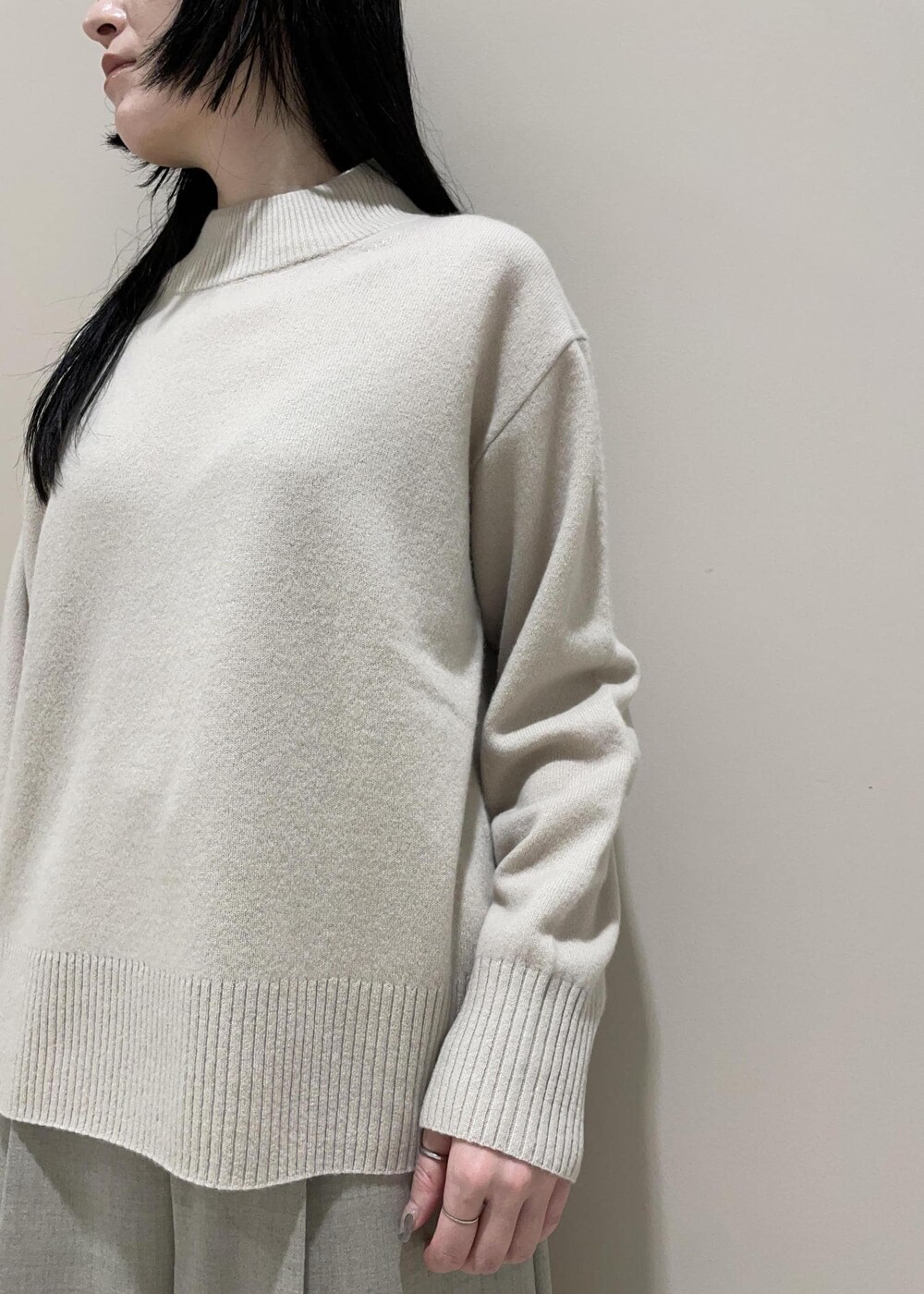 「ハンドバッグ、レッド、ミニ、ボルドー、ワンハンドル、ベージュ、ニット、ボトルネック、長袖、ワイド、パンツ、十分丈、Knit 2023、ROPÉ、パンプス」｜「ROPE'のレザーポインテッドパンプス（パンプス、ベージュ系）」を使った、mm＊さん（レディース・161cm）の秋コーディネートの8枚目の写真