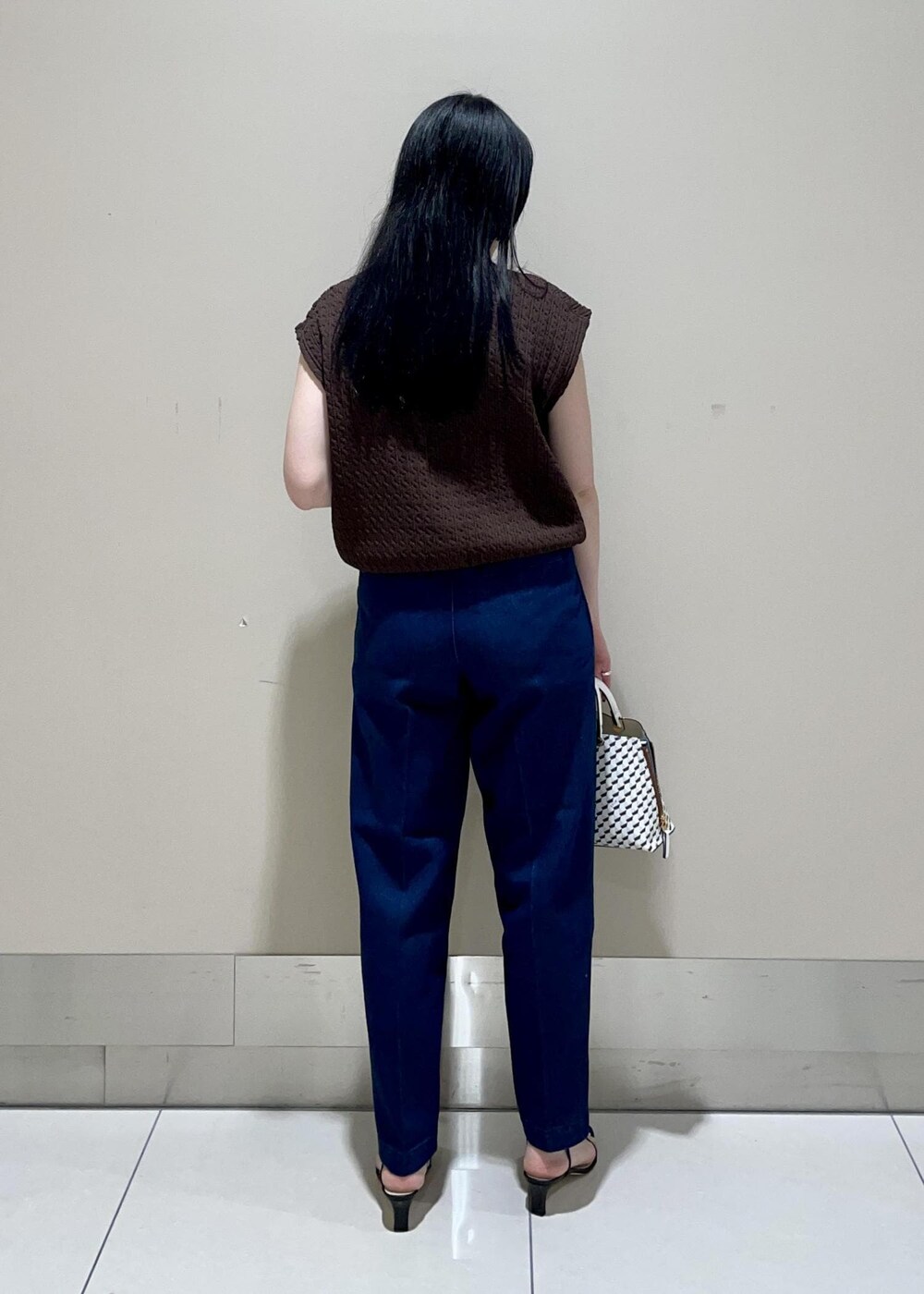 「ブラウン、ニット、ノースリーブ、ボタン、ベスト、フレンチスリーブ、パンツ、ブルー、デニム、テーパード、サンダル、ヒール、Y BAG、MONOGRAM BAG、23AW秋の新作」｜「ROPE'のナロークロスストラップヒールサンダル（サンダル、ブラック系）」を使った、mm＊さん（レディース・161cm）の夏コーディネートの3枚目の写真