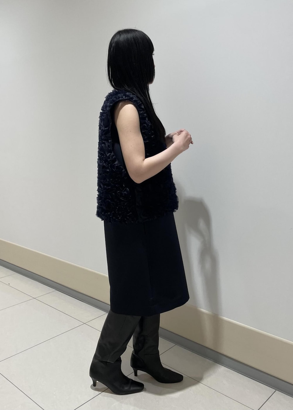 「クルーネック、ノースリーブ、ワンピース、ネイビー、フリル、膝丈、ブーツ、ロングブーツ、ROPÉ、ジレ・ベスト、お出かけ、セレモニー、オケージョン、パーティー、セットアップ」｜「ROPE'のリアルレザーヒールロングブーツ（ブーツ、ブラック系）」を使った、mm＊さん（レディース・161cm）の秋コーディネートの2枚目の写真