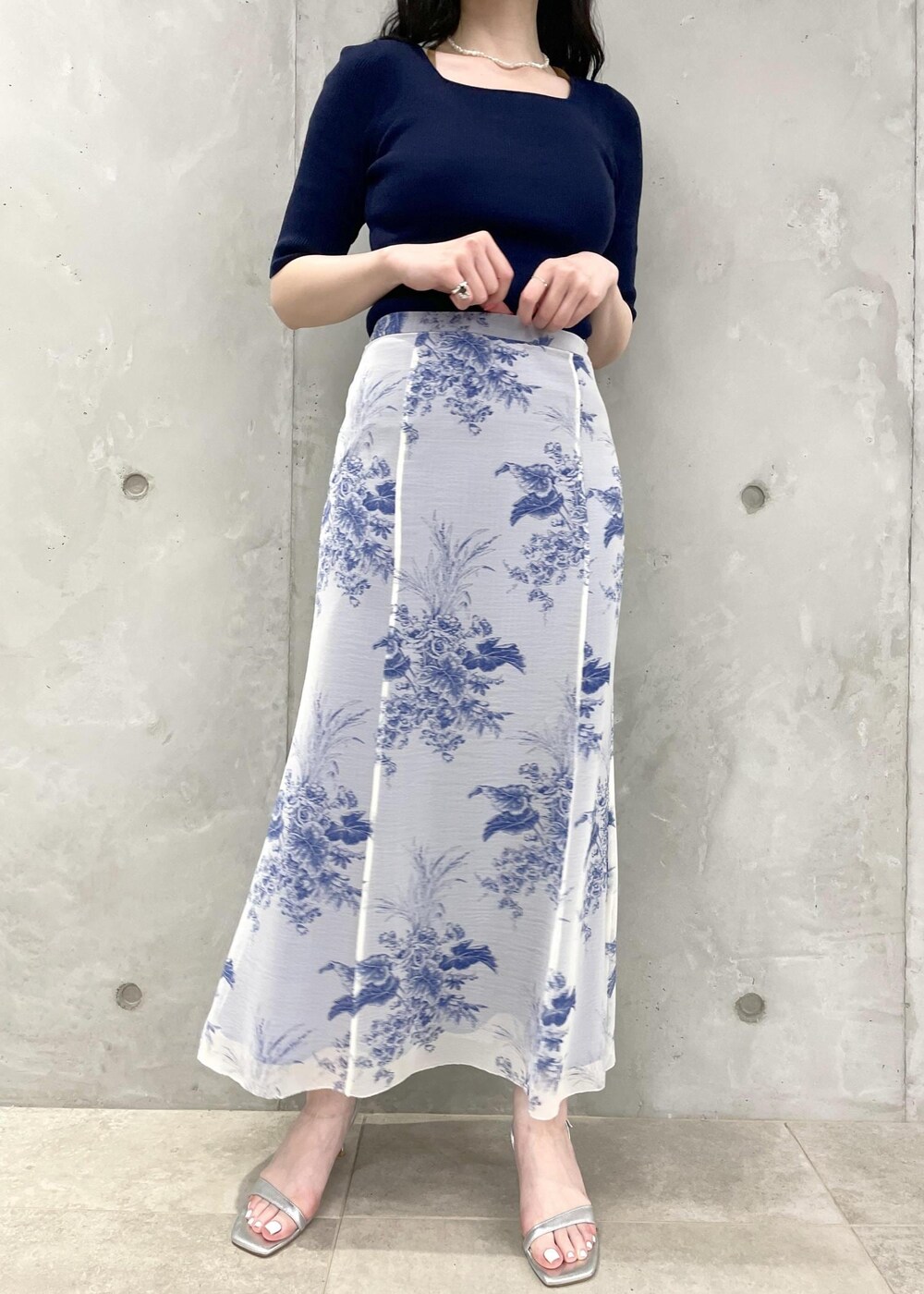 シルバー系のサンダル、ホワイト系のショルダーバッグ、ブルー系のTシャツ/カットソーを着用したレディースの春コーディネートの5枚目の写真