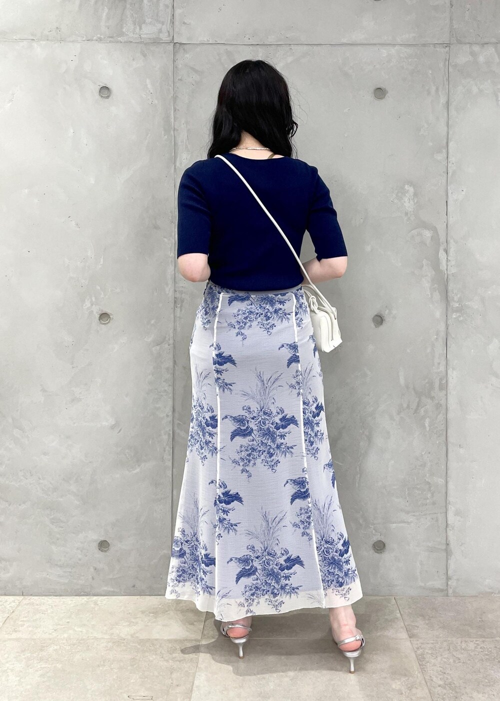 シルバー系のサンダル、ホワイト系のショルダーバッグ、ブルー系のTシャツ/カットソーを着用したレディースの春コーディネートの3枚目の写真