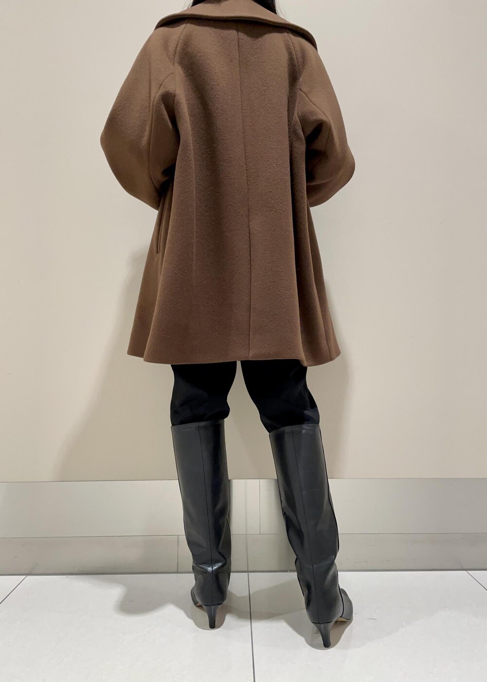 「Winter Coat 2023、コート、ブーツ、ヒール、ロングブーツ、Knit 2023、ROPÉ、ÉPOR、Y BAG、カットソー、Tシャツ、冬コート、パンツ、通勤、オフィスカジュアル」｜「E'PORの【新色追加】【E'POR】 Y BAG Mini（サイドジップミニショルダーバッグ）（ハンドバッグ、ホワイト系）」を使った、mm＊さん（レディース・161cm）の秋コーディネートの7枚目の写真