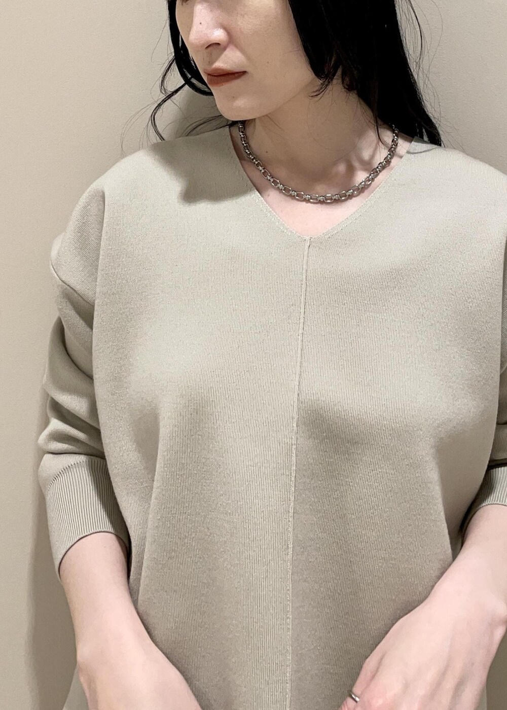 ブラウン系のショルダーバッグ、ベージュ系のスカート、ベージュ系のニット/セーターを着用したレディースの冬コーディネートの6枚目の写真