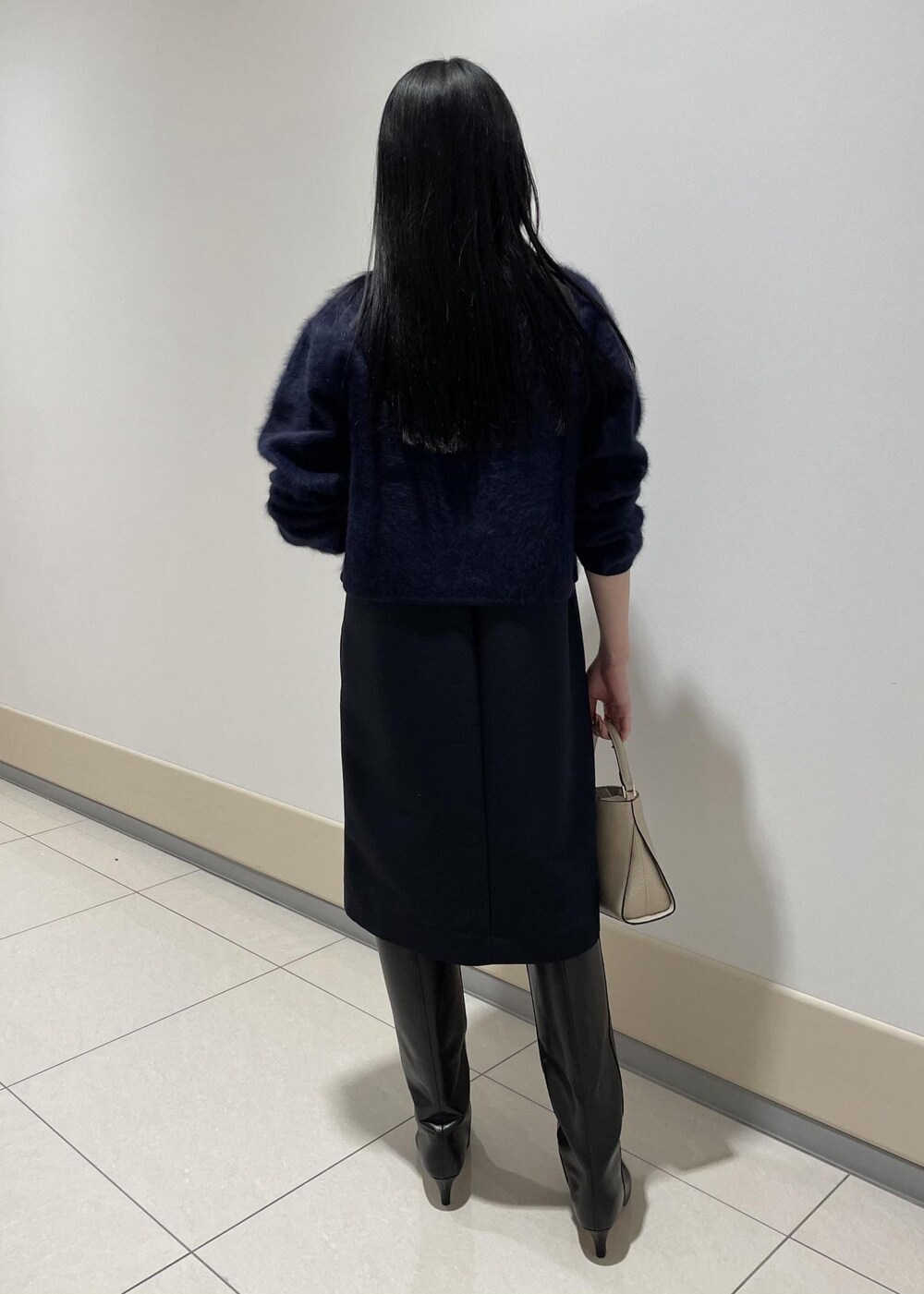 「ニット、ネイビー、クルーネック、カーディガン、セットアップ、ボタン、ワンピース、ブーツ、ロングブーツ、Knit 2023、ROPÉ、お出かけ、きれいめ、セレモニー、オケージョン」｜「ROPE'のリアルレザーヒールロングブーツ（ブーツ、ブラック系）」を使った、mm＊さん（レディース・161cm）の秋コーディネートの3枚目の写真