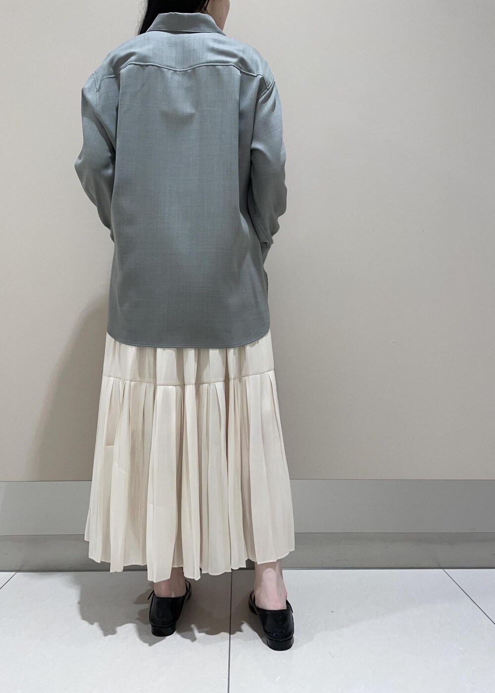 「otonaMUSE、ホワイト、ハンドバッグ、グレー、シャツ、スカート、ロング、プリーツ、ROPÉ、ÉPOR、Y BAG、MONOGRAM BAG、シャツ・ブラウス、23AW秋の新作、通勤」｜「E'PORの【E'POR】Y BAG MONOGRAM （YACHET PATTERN）Mini（ショルダーバッグ、ブラック系）」を使った、mm＊さん（レディース・161cm）の秋コーディネートの6枚目の写真