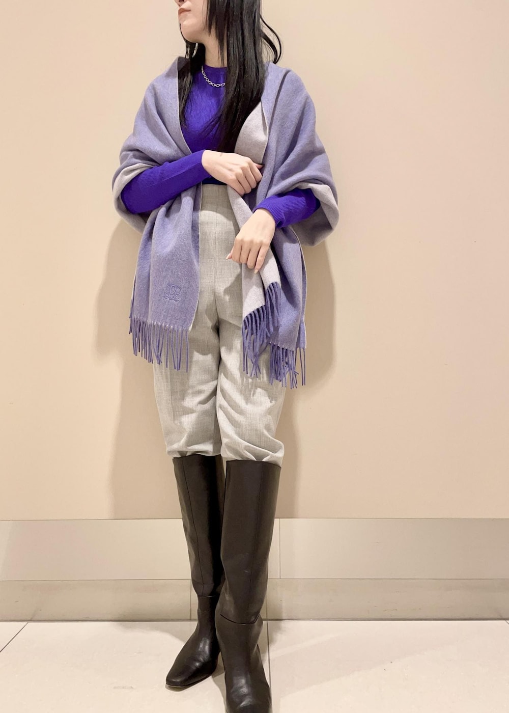 ホワイト系のショルダーバッグ、ブラック系のブーツ、グレー系のその他パンツを着用したレディースの冬コーディネートの4枚目の写真