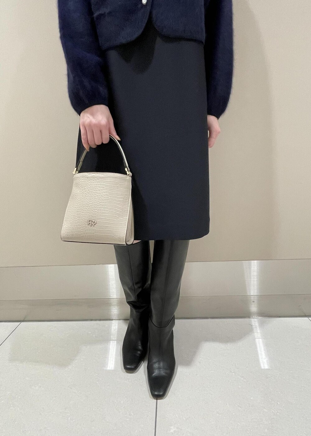 「ニット、ネイビー、クルーネック、カーディガン、セットアップ、ボタン、ワンピース、ブーツ、ロングブーツ、Knit 2023、ROPÉ、お出かけ、きれいめ、セレモニー、オケージョン」｜「ROPE'のリアルレザーヒールロングブーツ（ブーツ、ブラック系）」を使った、mm＊さん（レディース・161cm）の秋コーディネートの9枚目の写真