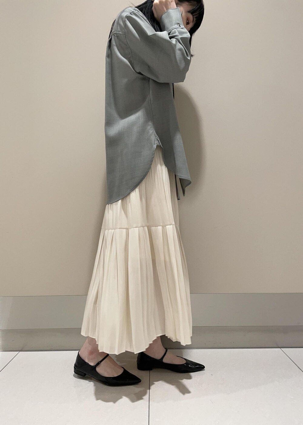 「otonaMUSE、ホワイト、ハンドバッグ、グレー、シャツ、スカート、ロング、プリーツ、ROPÉ、ÉPOR、Y BAG、MONOGRAM BAG、シャツ・ブラウス、23AW秋の新作、通勤」｜「E'PORの【E'POR】Y BAG MONOGRAM （YACHET PATTERN）Mini（ショルダーバッグ、ブラック系）」を使った、mm＊さん（レディース・161cm）の秋コーディネートの5枚目の写真