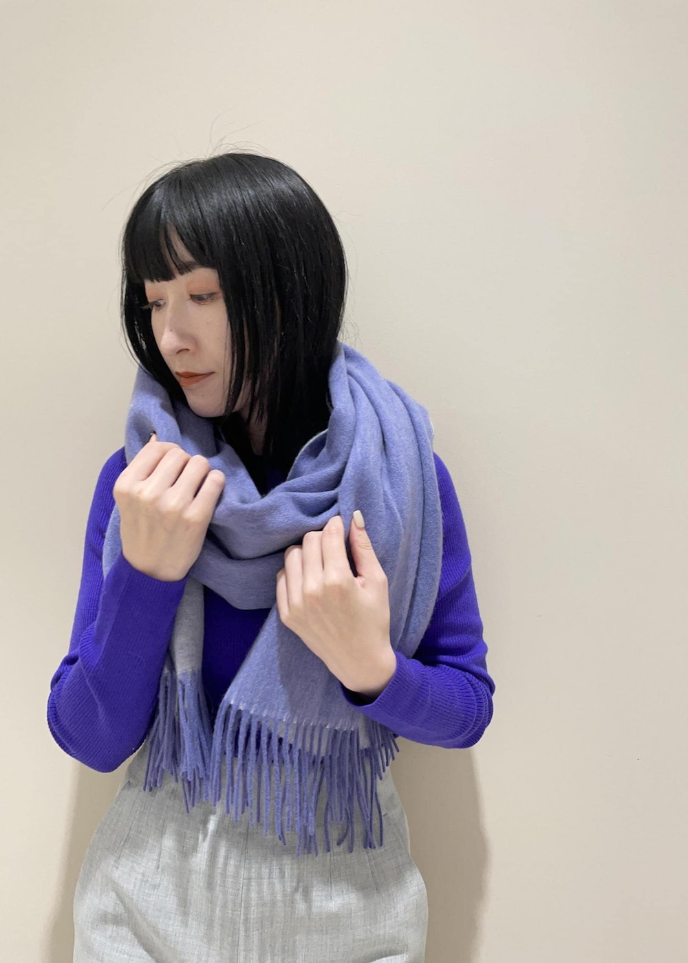 ホワイト系のショルダーバッグ、ブラック系のブーツ、グレー系のその他パンツを着用したレディースの冬コーディネートの6枚目の写真