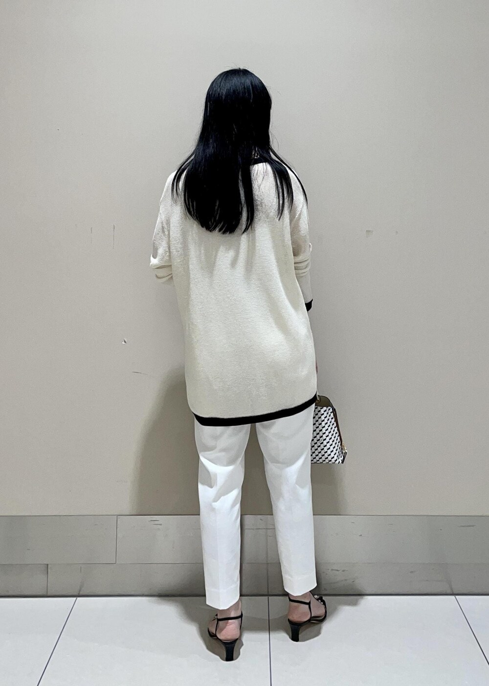 「ホワイト、ショルダーバッグ、ミニ、ニット、パンツ、テーパード、サンダル、ヒール、ROPÉ、ÉPOR、Y BAG、MONOGRAM BAG、カーディガン、セール、通勤」｜「ROPE'のナロークロスストラップヒールサンダル（サンダル、ブラック系）」を使った、mm＊さん（レディース・161cm）の夏コーディネートの3枚目の写真