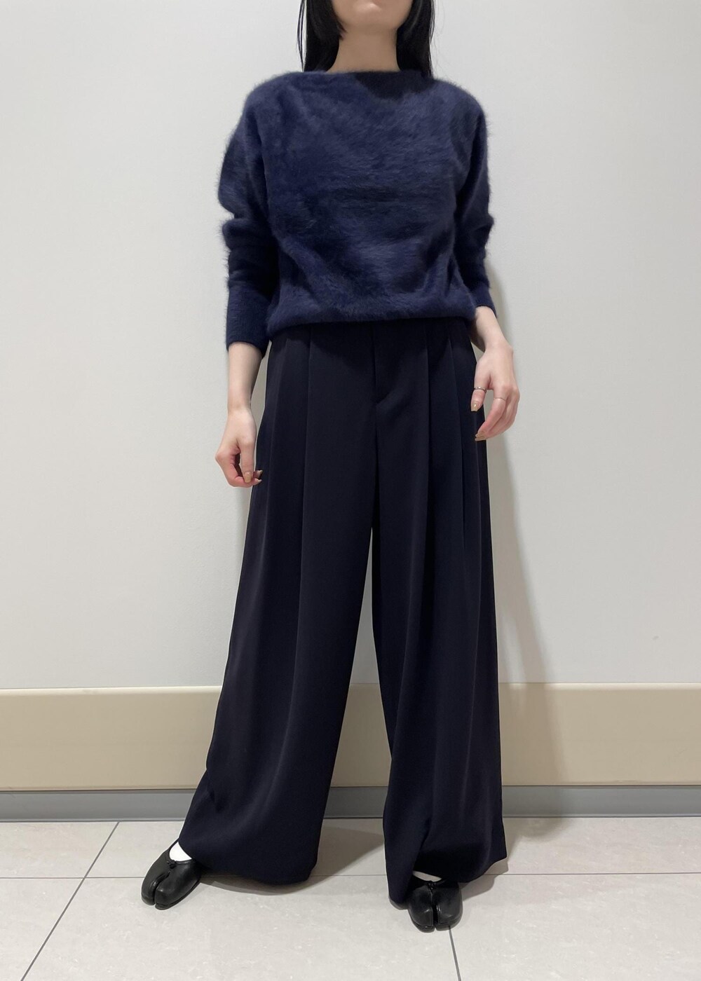 「ショルダーバッグ、モノグラム、ニット、長袖、ネイビー、クルーネック、パンツ、十分丈、ハイウエスト、Knit 2023、ROPÉ、MONOGRAM BAG、オフィスカジュアル、きれいめカジュアル、お出かけ」｜「ROPE'の【雑誌掲載】RPフォルドロックメタルフラップショルダー（ショルダーバッグ、ブラウン系）」を使った、mm＊さん（レディース・161cm）の秋コーディネートの4枚目の写真