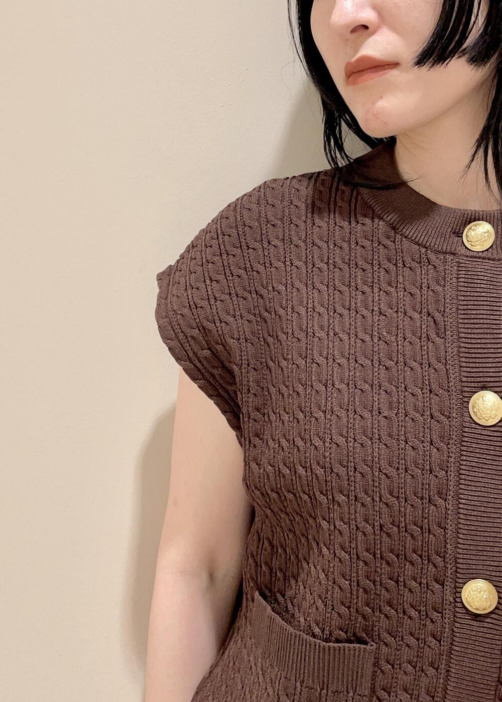 「ブラウン、ニット、ノースリーブ、ボタン、ベスト、フレンチスリーブ、パンツ、ブルー、デニム、テーパード、サンダル、ヒール、Y BAG、MONOGRAM BAG、23AW秋の新作」｜「ROPE'のナロークロスストラップヒールサンダル（サンダル、ブラック系）」を使った、mm＊さん（レディース・161cm）の夏コーディネートの10枚目の写真