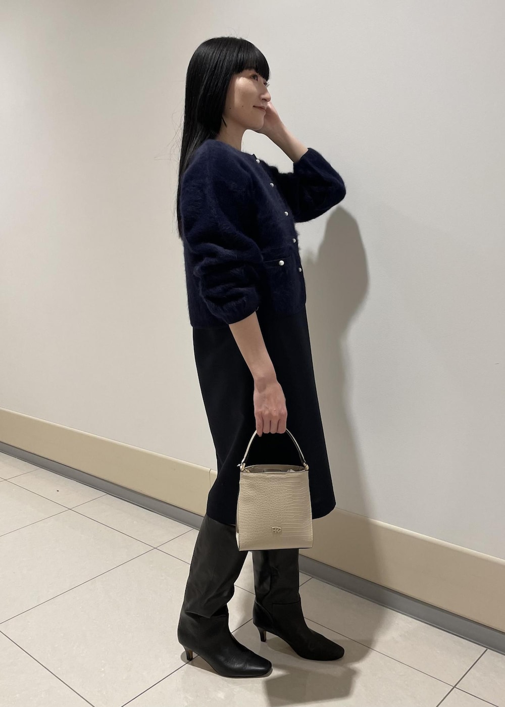 「ニット、ネイビー、クルーネック、カーディガン、セットアップ、ボタン、ワンピース、ブーツ、ロングブーツ、Knit 2023、ROPÉ、お出かけ、きれいめ、セレモニー、オケージョン」｜「ROPE'のリアルレザーヒールロングブーツ（ブーツ、ブラック系）」を使った、mm＊さん（レディース・161cm）の秋コーディネートの2枚目の写真