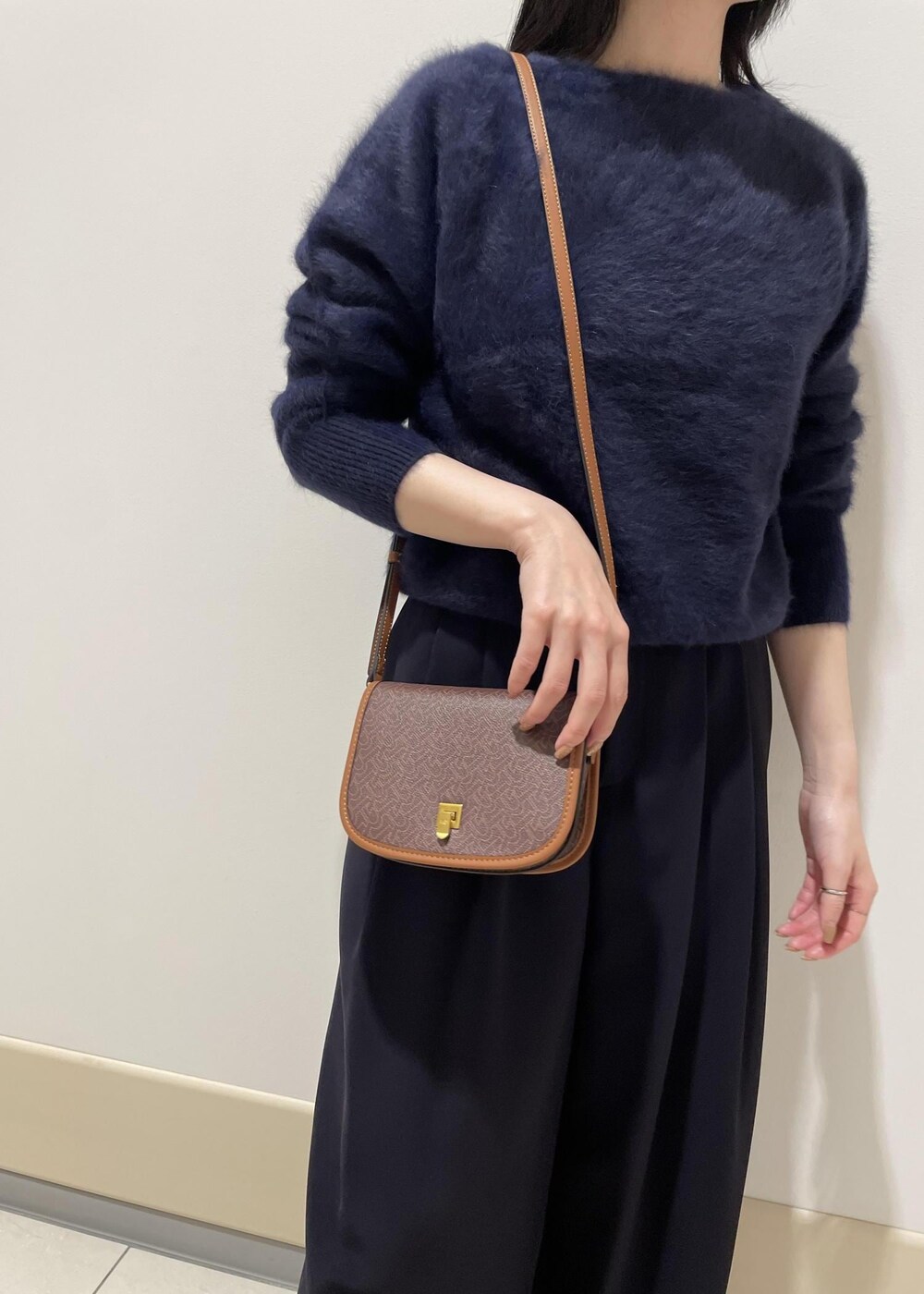 「ショルダーバッグ、モノグラム、ニット、長袖、ネイビー、クルーネック、パンツ、十分丈、ハイウエスト、Knit 2023、ROPÉ、MONOGRAM BAG、オフィスカジュアル、きれいめカジュアル、お出かけ」｜「ROPE'の【雑誌掲載】RPフォルドロックメタルフラップショルダー（ショルダーバッグ、ブラウン系）」を使った、mm＊さん（レディース・161cm）の秋コーディネートの8枚目の写真
