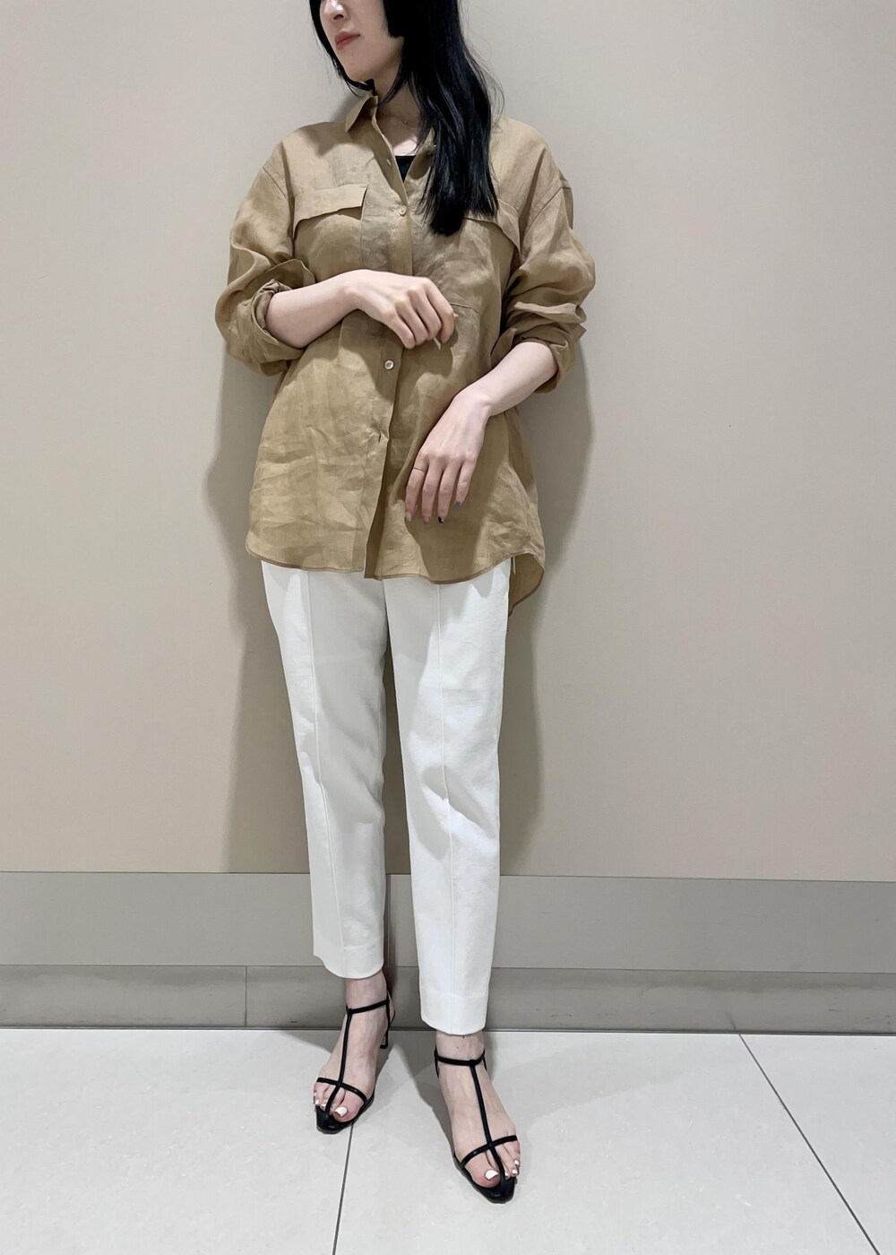 「ハンドバッグ、ベージュ、ブラウス、シアー、ホワイト、パンツ、テーパード、九分丈、センタープレス、サンダル、ヒール、ROPÉ、ÉPOR、Y BAG、通勤」｜「E'PORの【E'POR】 Y BAG Mini（サイドジップミニショルダーバッグ）/一部WEB限定（ハンドバッグ、ブラウン系）」を使った、mm＊さん（レディース・161cm）の夏コーディネートの4枚目の写真
