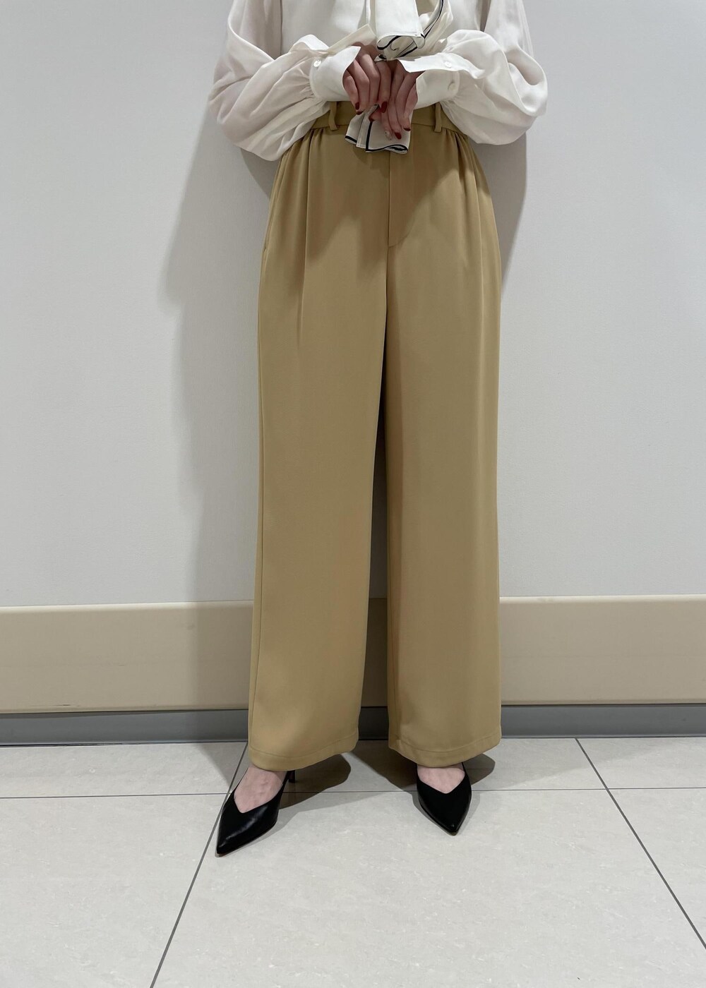 「otonaMUSE、ブラック、ベージュ、ハンドバッグ、ホワイト、ブラウス、リボン、ボウタイ、パンツ、ワイド、パンプス、ROPÉ、ÉPOR、Y BAG、MONOGRAM BAG」｜「ROPE'のVカットポインテッドパンプス（パンプス、ブラック系）」を使った、mm＊さん（レディース・161cm）の秋コーディネートの9枚目の写真