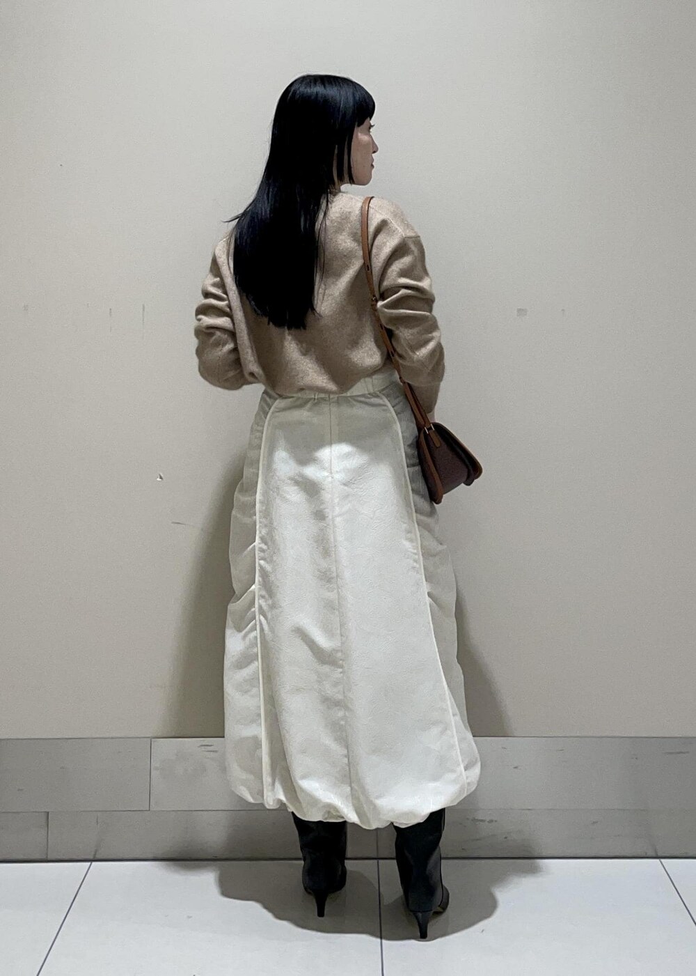 「Knit 2023、ROPÉ、MONOGRAM BAG、ニット、スカート、ブーツ、ロングブーツ、通勤、オフィスカジュアル、きれいめカジュアル、大人カジュアル、フェミニン、セレモニー、オケージョン、パーティー」｜「ROPE'の【雑誌掲載】RPフォルドロックメタルフラップショルダー（ショルダーバッグ、ブラウン系）」を使った、mm＊さん（レディース・161cm）の秋コーディネートの3枚目の写真