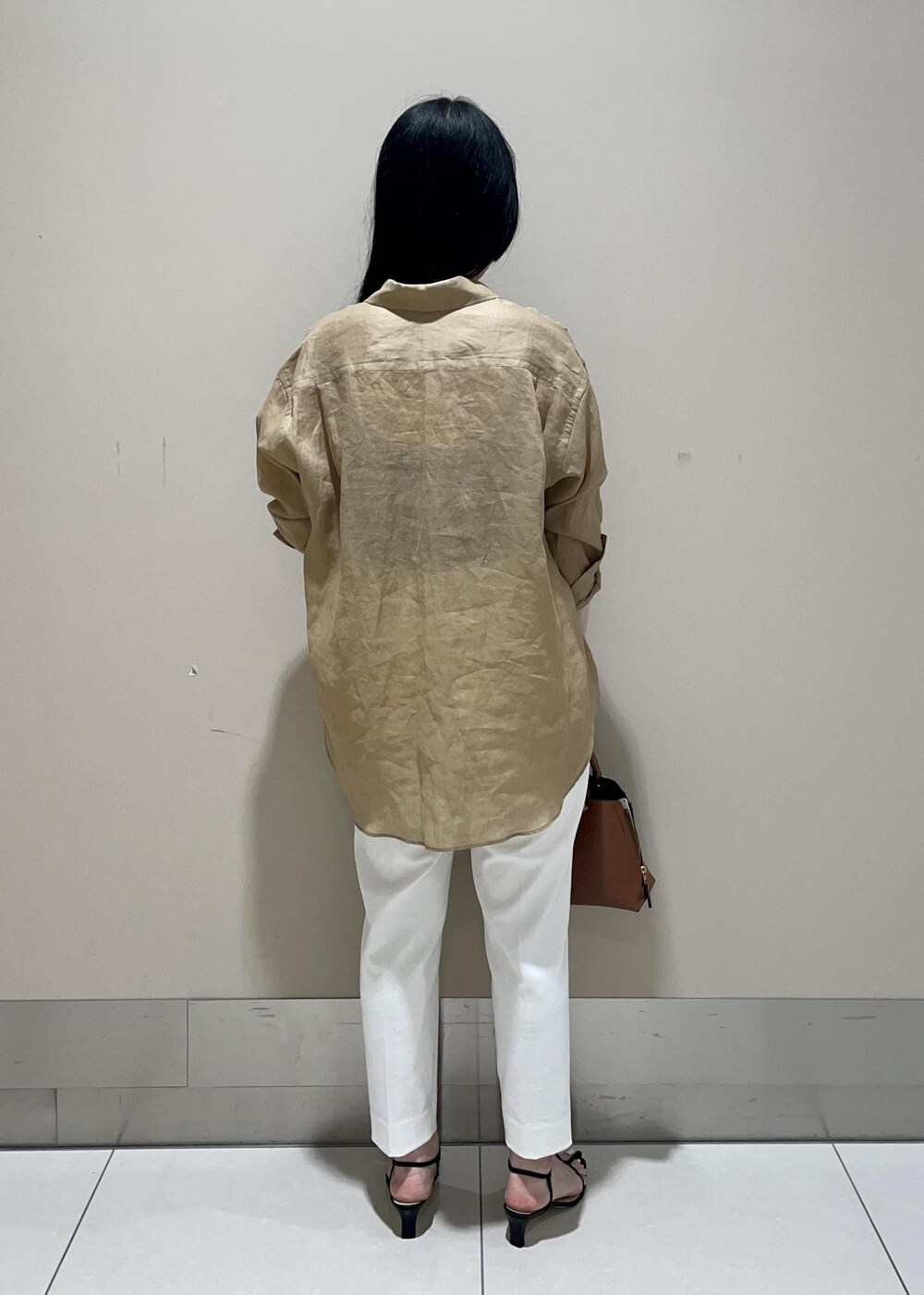 「ハンドバッグ、ベージュ、ブラウス、シアー、ホワイト、パンツ、テーパード、九分丈、センタープレス、サンダル、ヒール、ROPÉ、ÉPOR、Y BAG、通勤」｜「E'PORの【E'POR】 Y BAG Mini（サイドジップミニショルダーバッグ）/一部WEB限定（ハンドバッグ、ブラウン系）」を使った、mm＊さん（レディース・161cm）の夏コーディネートの3枚目の写真