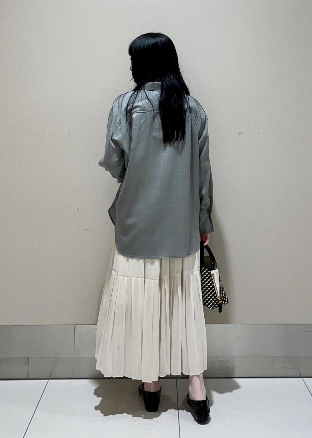 「otonaMUSE、ホワイト、ハンドバッグ、グレー、シャツ、スカート、ロング、プリーツ、ROPÉ、ÉPOR、Y BAG、MONOGRAM BAG、シャツ・ブラウス、23AW秋の新作、通勤」｜「E'PORの【E'POR】Y BAG MONOGRAM （YACHET PATTERN）Mini（ショルダーバッグ、ブラック系）」を使った、mm＊さん（レディース・161cm）の秋コーディネートの3枚目の写真