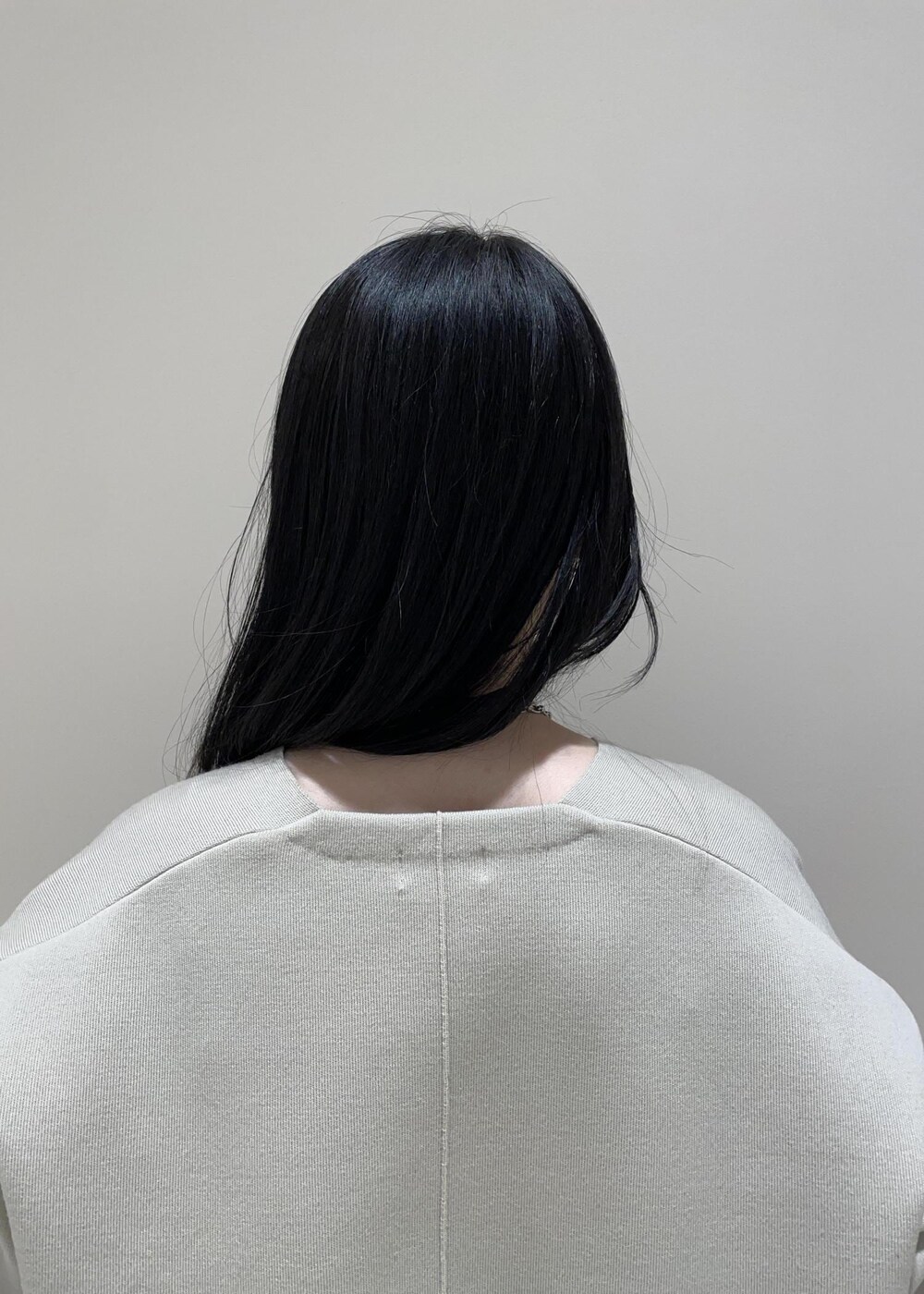 ブラウン系のショルダーバッグ、ベージュ系のスカート、ベージュ系のニット/セーターを着用したレディースの冬コーディネートの8枚目の写真