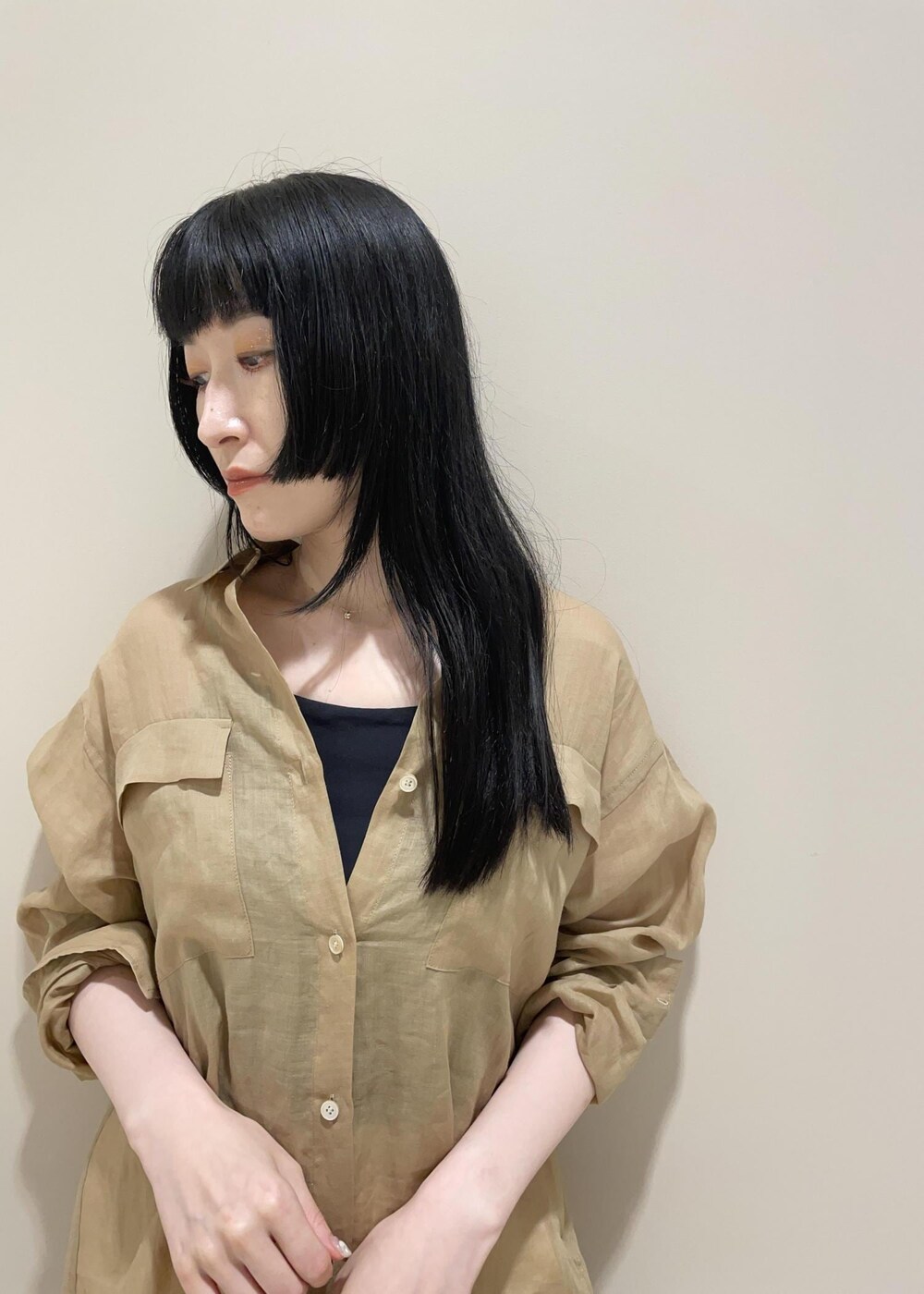 「ハンドバッグ、ベージュ、ブラウス、シアー、ホワイト、パンツ、テーパード、九分丈、センタープレス、サンダル、ヒール、ROPÉ、ÉPOR、Y BAG、通勤」｜「E'PORの【E'POR】 Y BAG Mini（サイドジップミニショルダーバッグ）/一部WEB限定（ハンドバッグ、ブラウン系）」を使った、mm＊さん（レディース・161cm）の夏コーディネートの7枚目の写真