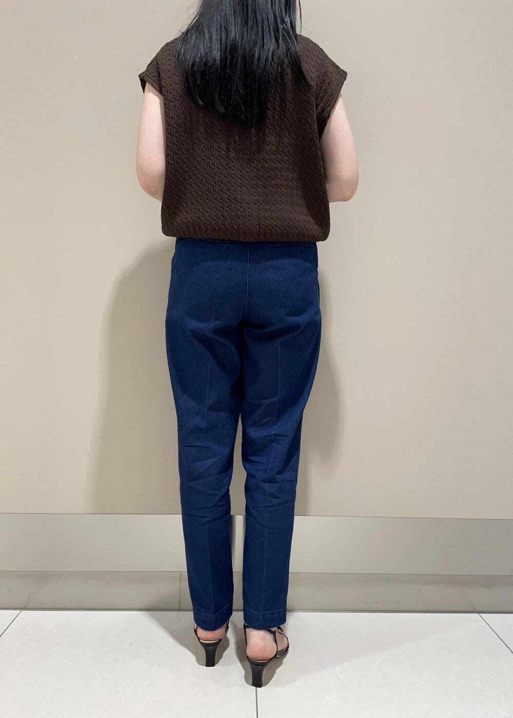 「ブラウン、ニット、ノースリーブ、ボタン、ベスト、フレンチスリーブ、パンツ、ブルー、デニム、テーパード、サンダル、ヒール、Y BAG、MONOGRAM BAG、23AW秋の新作」｜「ROPE'のナロークロスストラップヒールサンダル（サンダル、ブラック系）」を使った、mm＊さん（レディース・161cm）の夏コーディネートの6枚目の写真