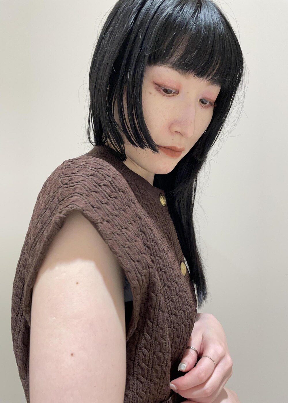「ブラウン、ニット、ノースリーブ、ボタン、ベスト、フレンチスリーブ、パンツ、ブルー、デニム、テーパード、サンダル、ヒール、Y BAG、MONOGRAM BAG、23AW秋の新作」｜「ROPE'のナロークロスストラップヒールサンダル（サンダル、ブラック系）」を使った、mm＊さん（レディース・161cm）の夏コーディネートの9枚目の写真