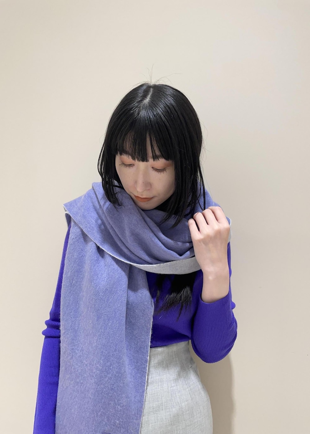 ホワイト系のショルダーバッグ、ブラック系のブーツ、グレー系のその他パンツを着用したレディースの冬コーディネートの5枚目の写真