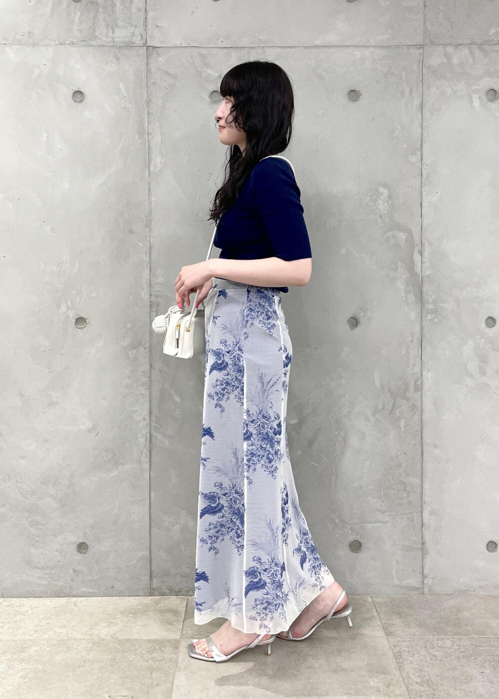 シルバー系のサンダル、ホワイト系のショルダーバッグ、ブルー系のTシャツ/カットソーを着用したレディースの春コーディネートの2枚目の写真