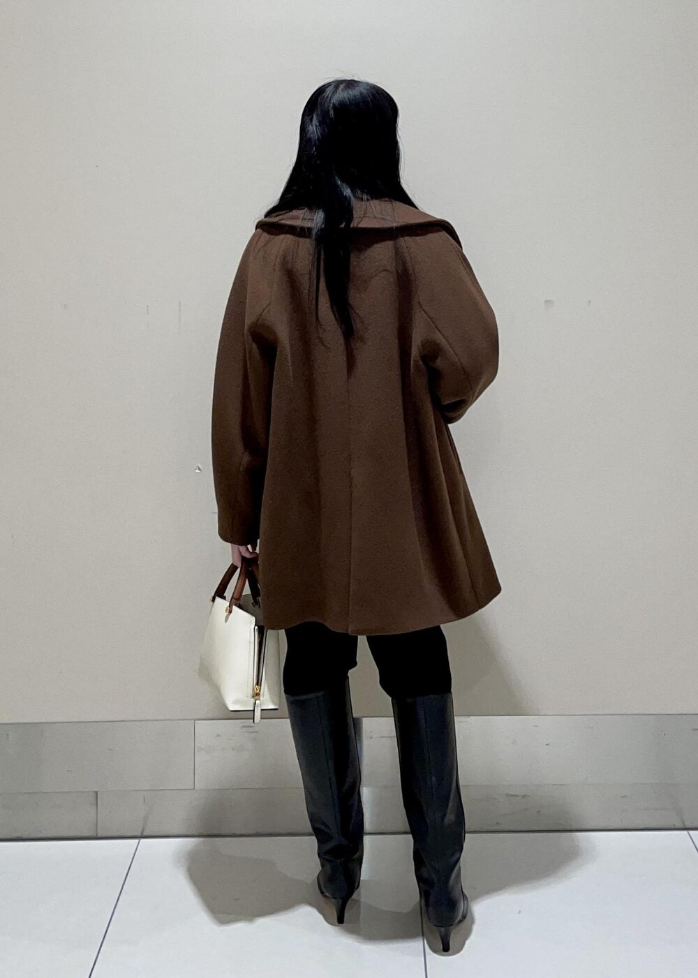 「Winter Coat 2023、コート、ブーツ、ヒール、ロングブーツ、Knit 2023、ROPÉ、ÉPOR、Y BAG、カットソー、Tシャツ、冬コート、パンツ、通勤、オフィスカジュアル」｜「E'PORの【新色追加】【E'POR】 Y BAG Mini（サイドジップミニショルダーバッグ）（ハンドバッグ、ホワイト系）」を使った、mm＊さん（レディース・161cm）の秋コーディネートの4枚目の写真