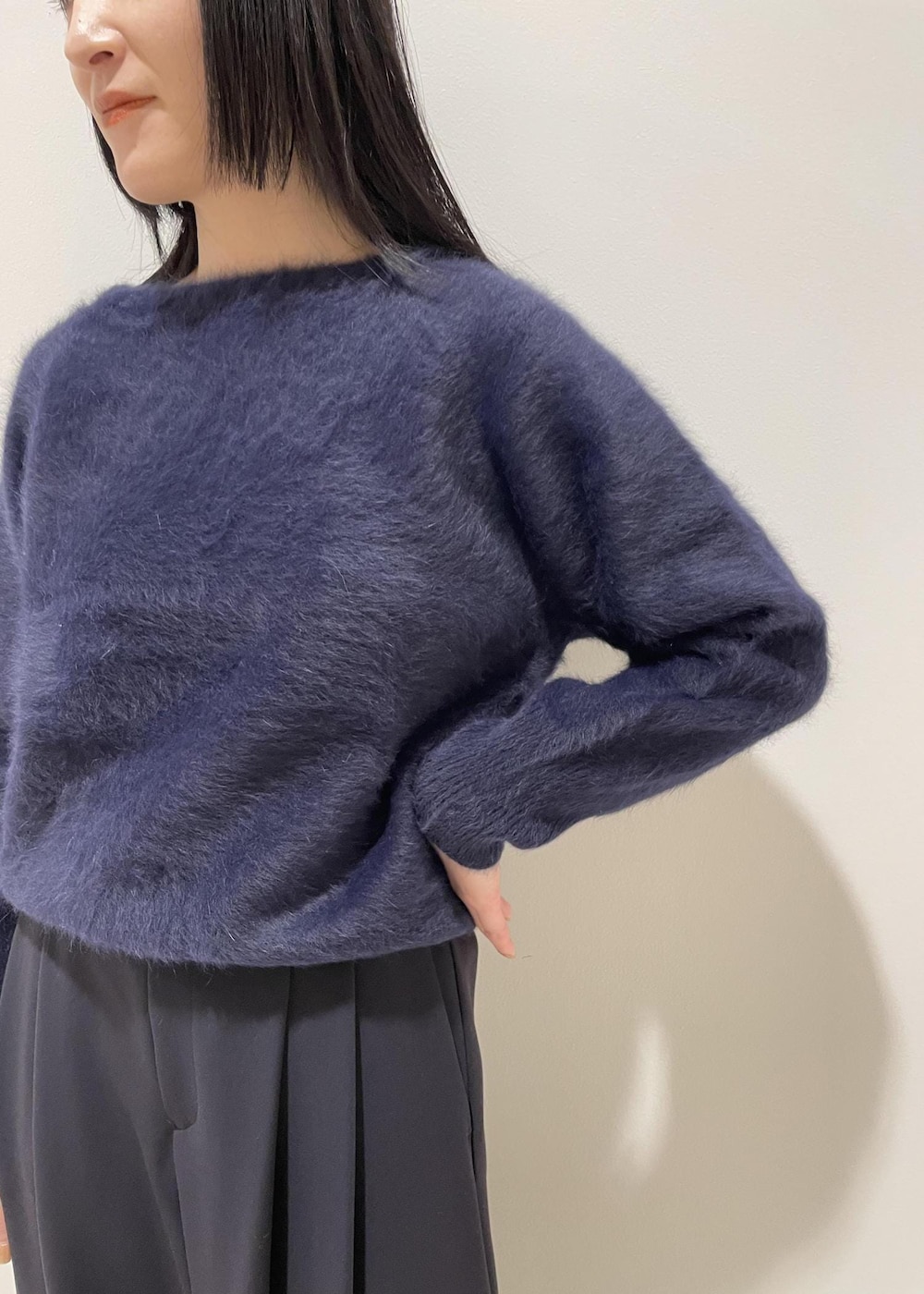 「ショルダーバッグ、モノグラム、ニット、長袖、ネイビー、クルーネック、パンツ、十分丈、ハイウエスト、Knit 2023、ROPÉ、MONOGRAM BAG、オフィスカジュアル、きれいめカジュアル、お出かけ」｜「ROPE'の【雑誌掲載】RPフォルドロックメタルフラップショルダー（ショルダーバッグ、ブラウン系）」を使った、mm＊さん（レディース・161cm）の秋コーディネートの6枚目の写真
