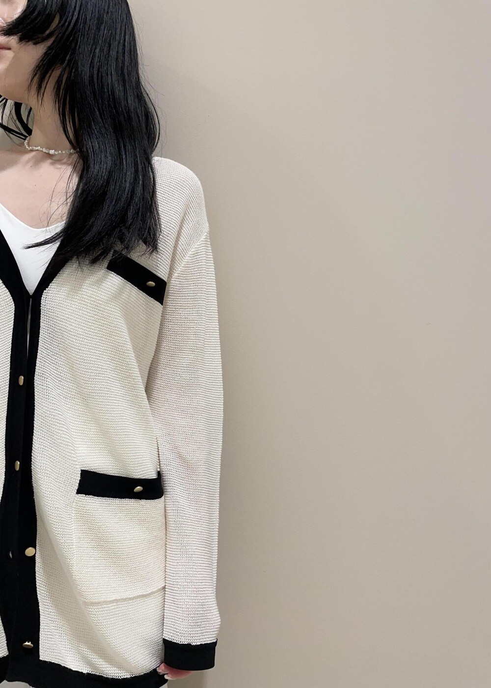 「ホワイト、ショルダーバッグ、ミニ、ニット、パンツ、テーパード、サンダル、ヒール、ROPÉ、ÉPOR、Y BAG、MONOGRAM BAG、カーディガン、セール、通勤」｜「ROPE'のナロークロスストラップヒールサンダル（サンダル、ブラック系）」を使った、mm＊さん（レディース・161cm）の夏コーディネートの7枚目の写真